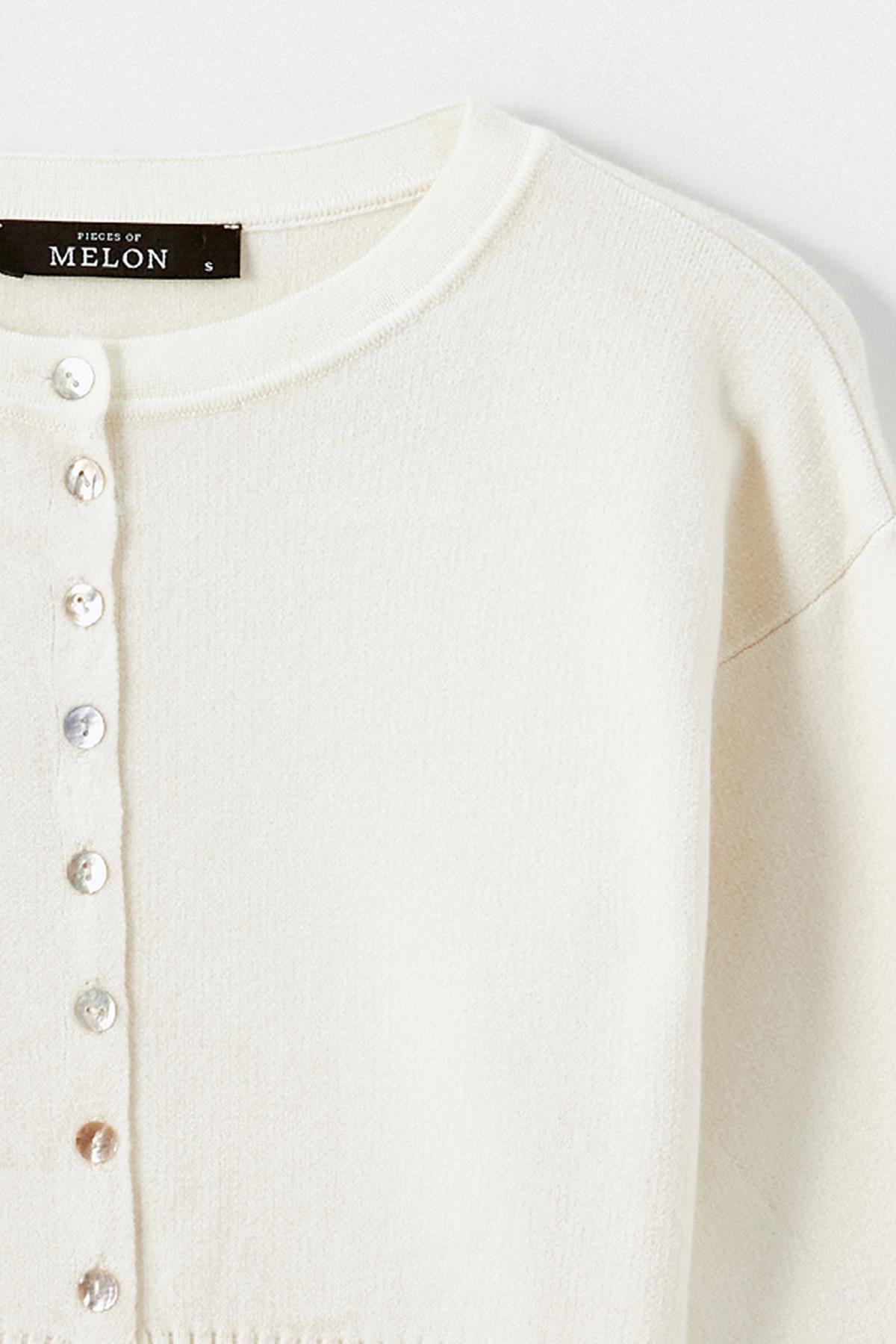 Ekru Sedef Düğmeli Yumuşak Tuşeli Triko Hırka