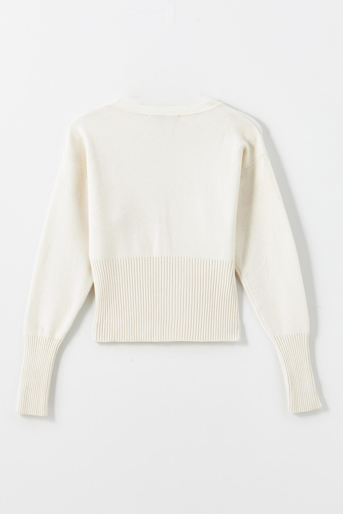 Ekru Sedef Düğmeli Yumuşak Tuşeli Triko Hırka