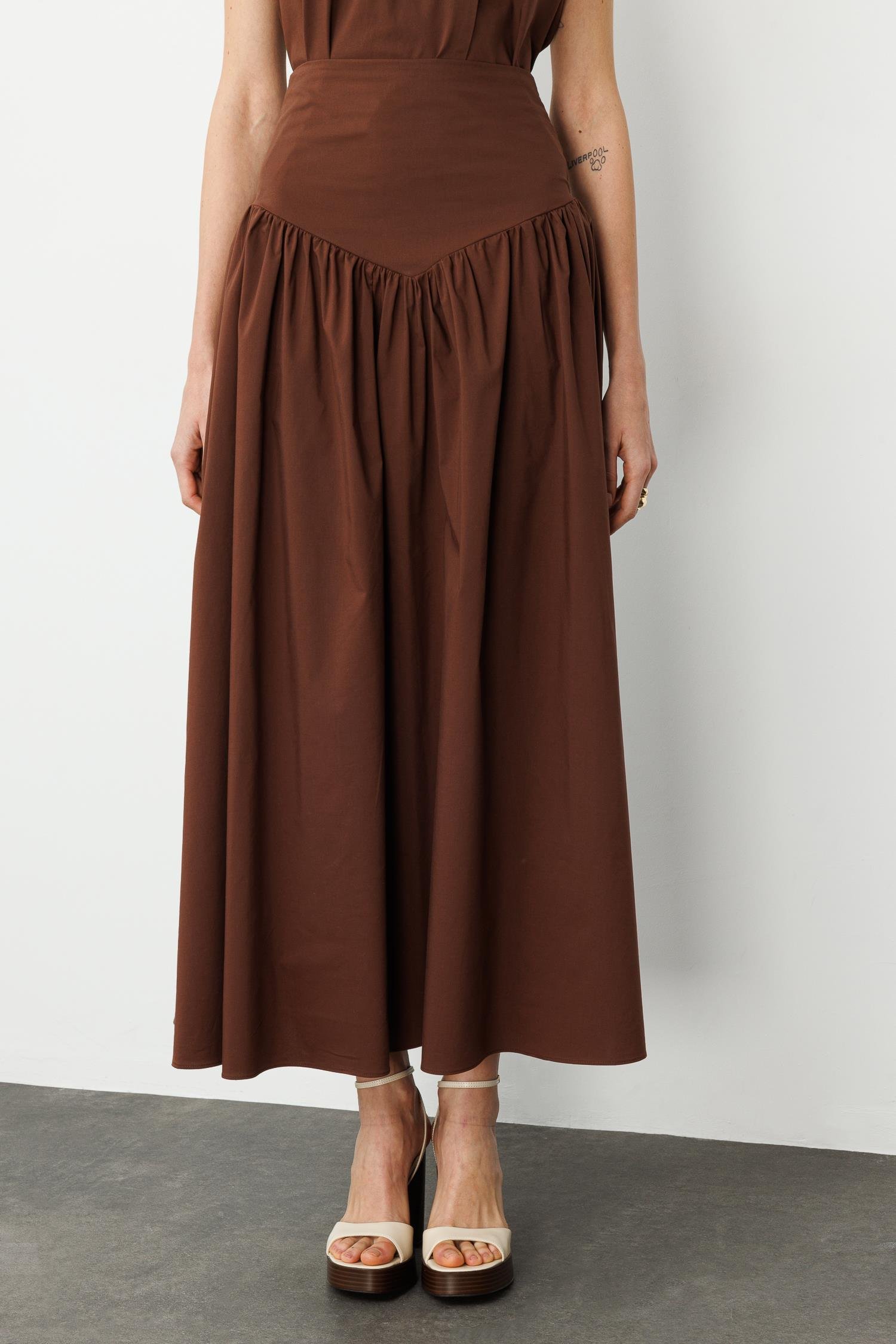 Kahverengi Bele Oturan Korsaj Ve Arka Gipe Detaylı Maxi Etek