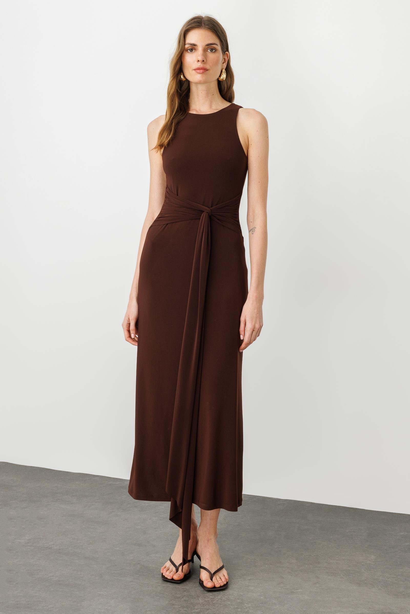 Kahverengi Bisiklet Yaka Halter Bel Büzgü Ve Bağlama Detaylı Sırt Dekolteli Midi Elbise