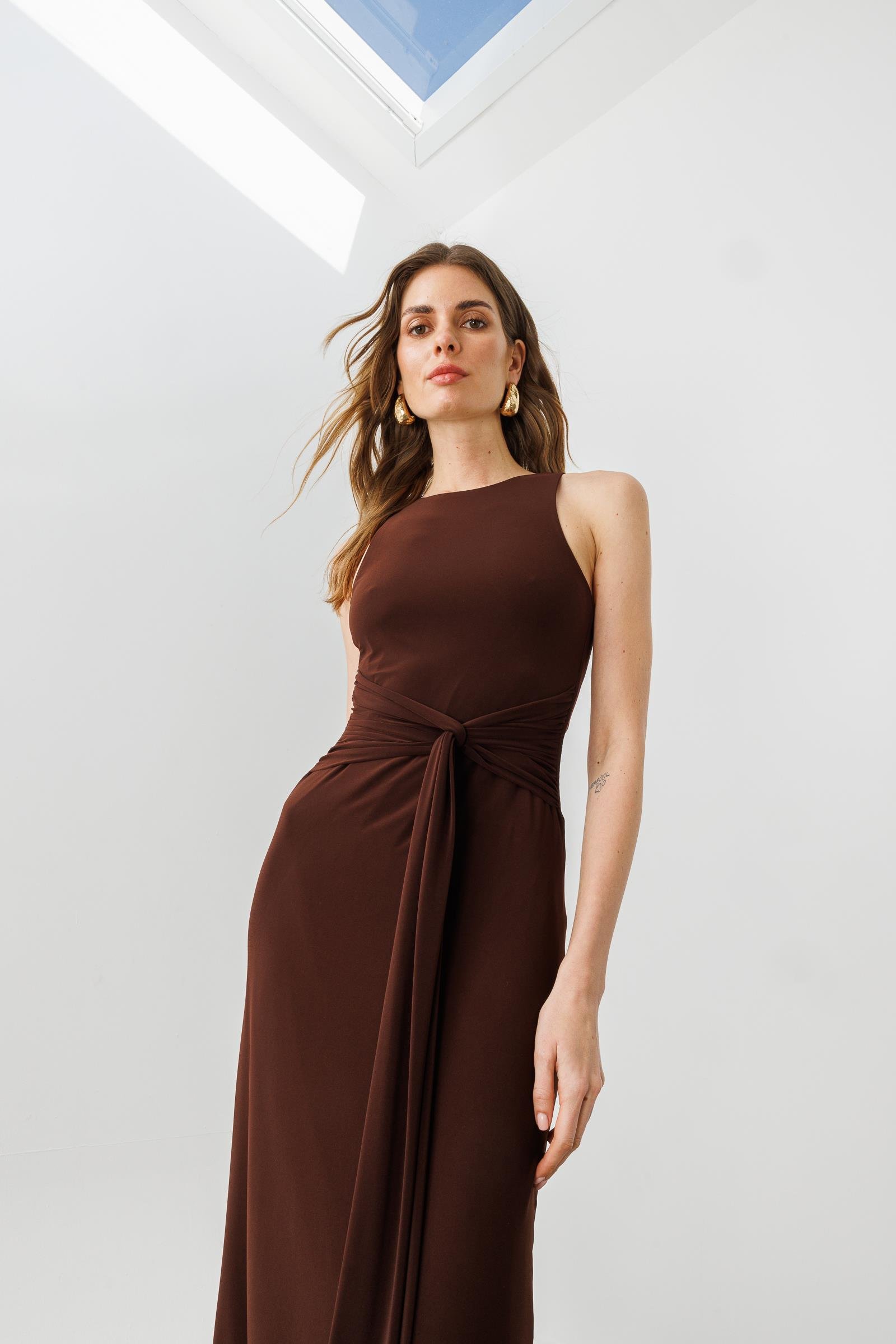 Kahverengi Bisiklet Yaka Halter Bel Büzgü Ve Bağlama Detaylı Sırt Dekolteli Midi Elbise