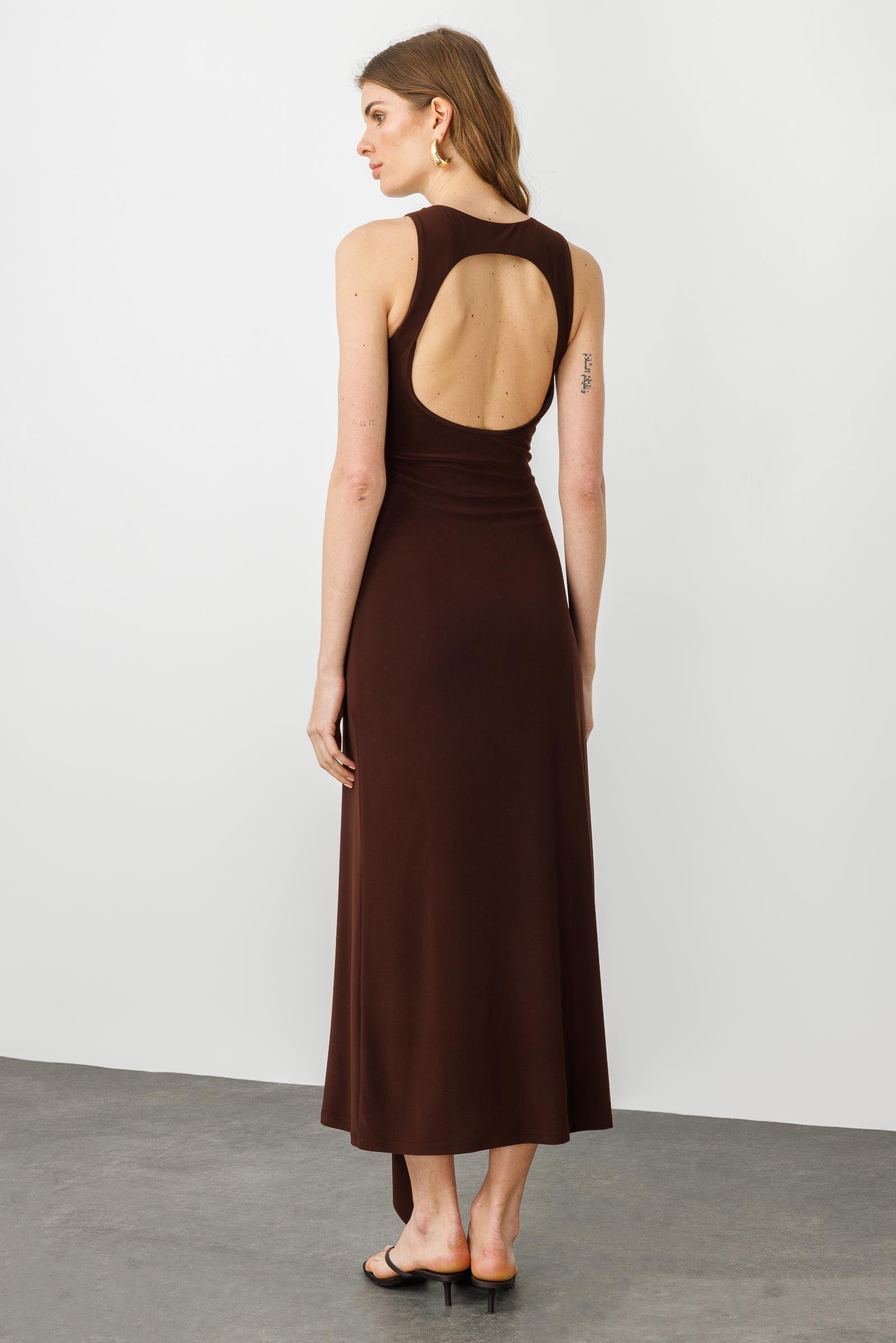 Kahverengi Bisiklet Yaka Halter Bel Büzgü Ve Bağlama Detaylı Sırt Dekolteli Midi Elbise