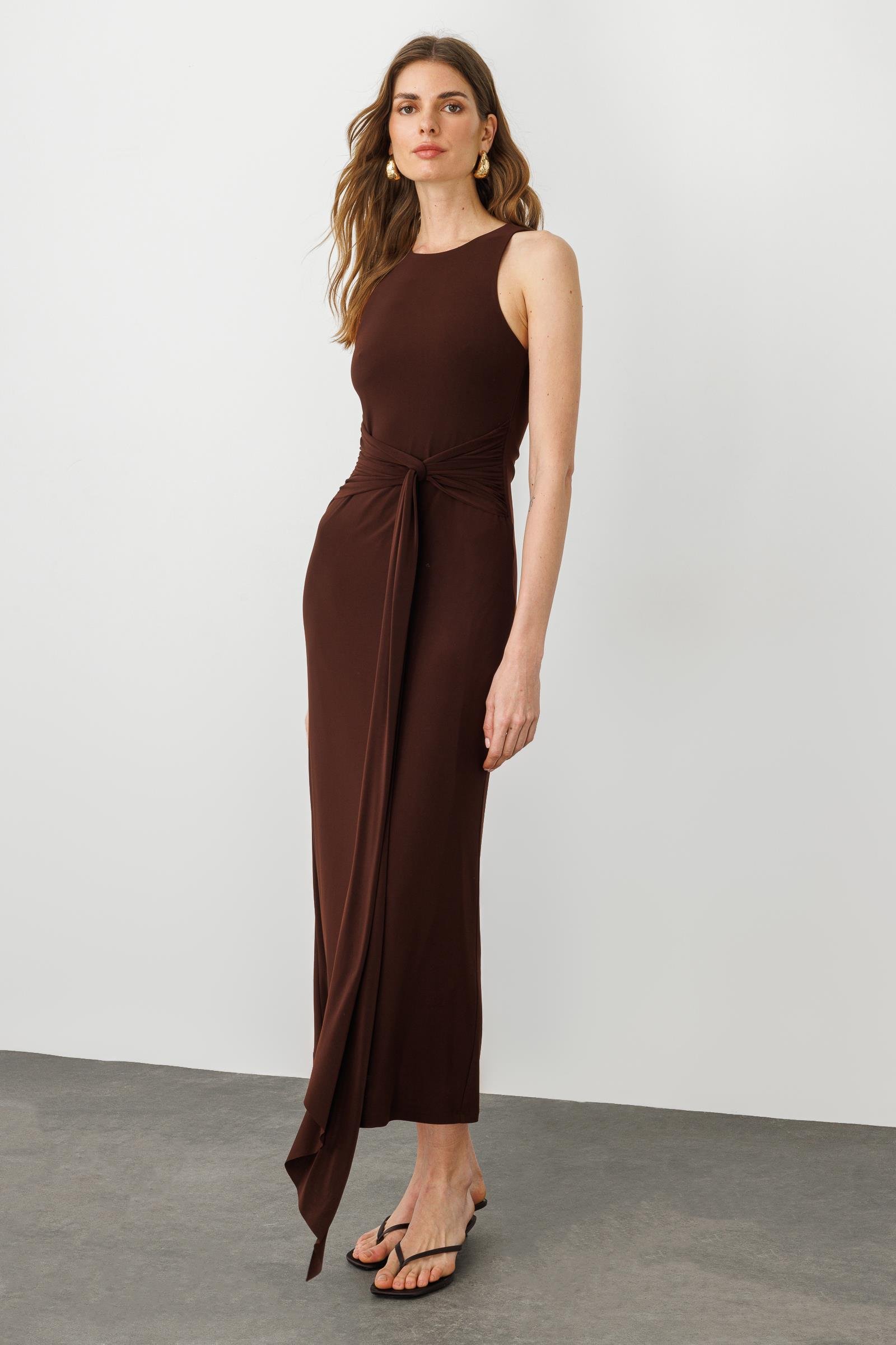 Kahverengi Bisiklet Yaka Halter Bel Büzgü Ve Bağlama Detaylı Sırt Dekolteli Midi Elbise