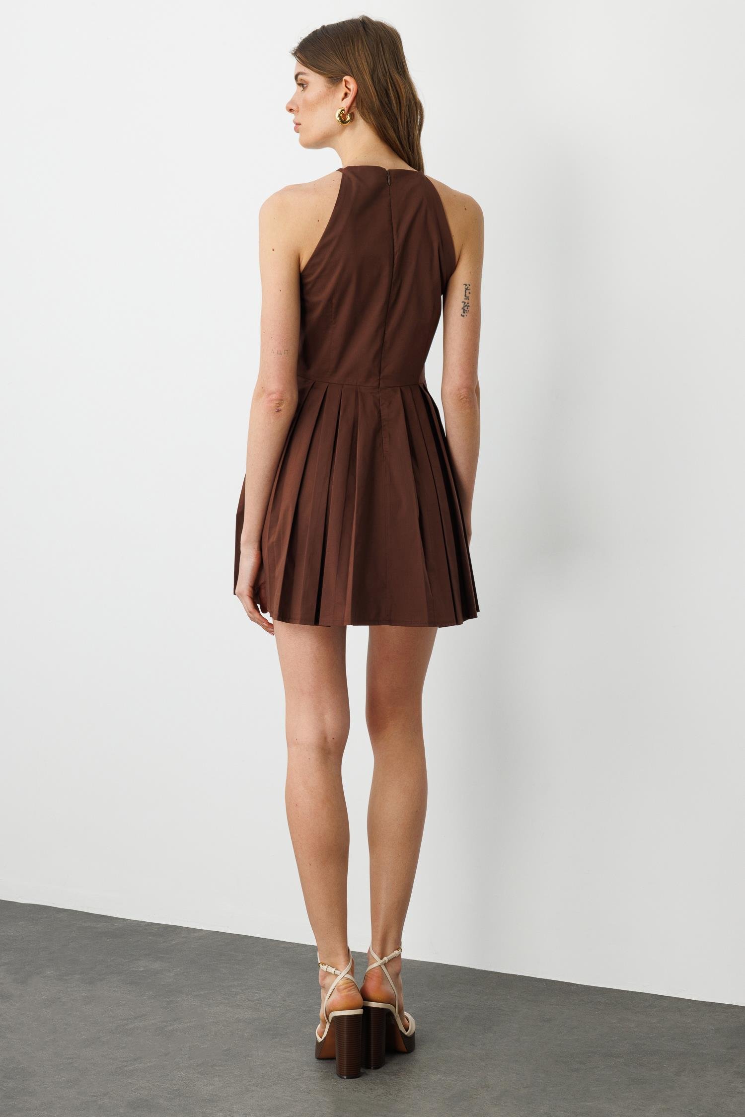 Kahverengi Eteği Pilili Halter Yaka Mini Elbise