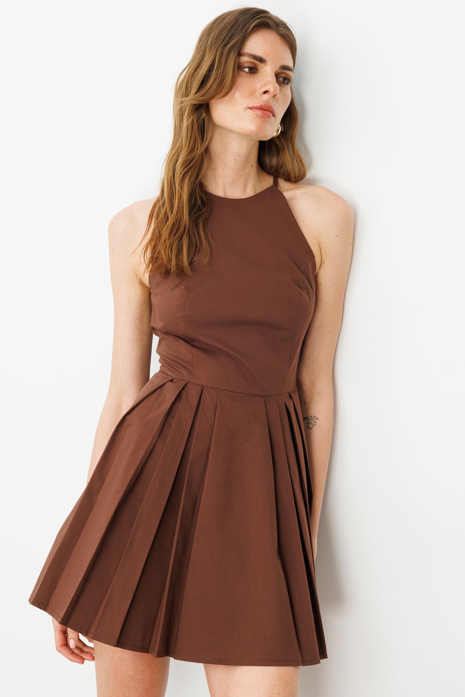 Kahverengi Eteği Pilili Halter Yaka Mini Elbise