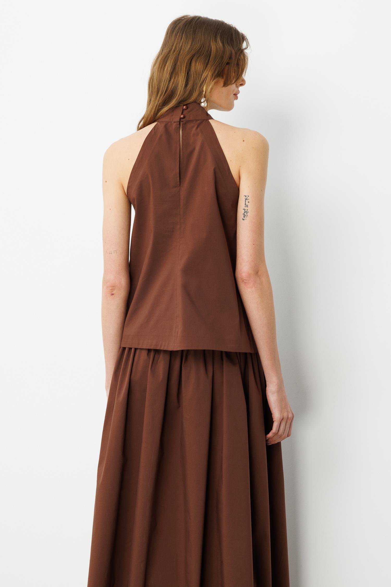 Kahverengi Pili Detaylı Halter Yaka Bluz