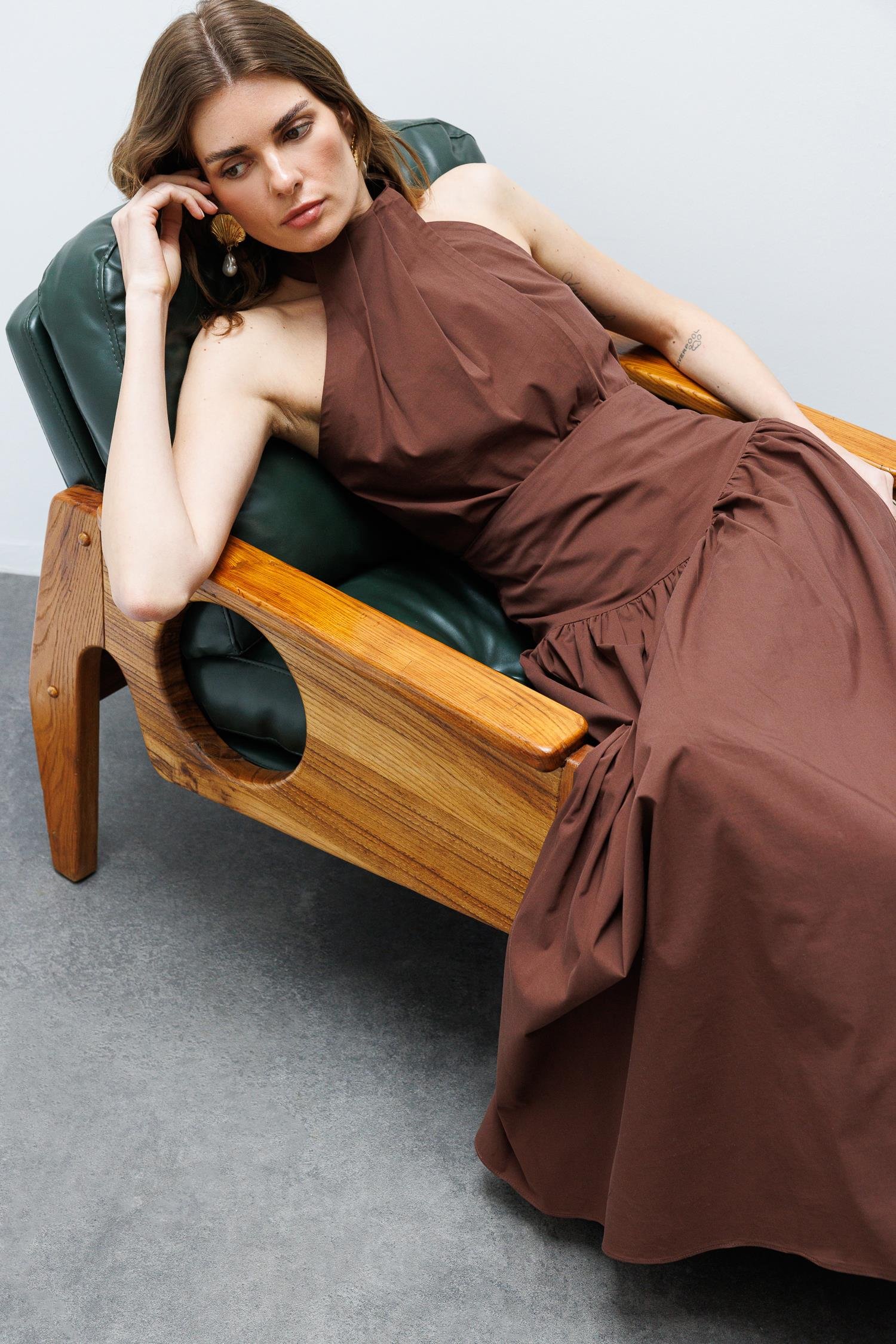 Kahverengi Pili Detaylı Halter Yaka Bluz