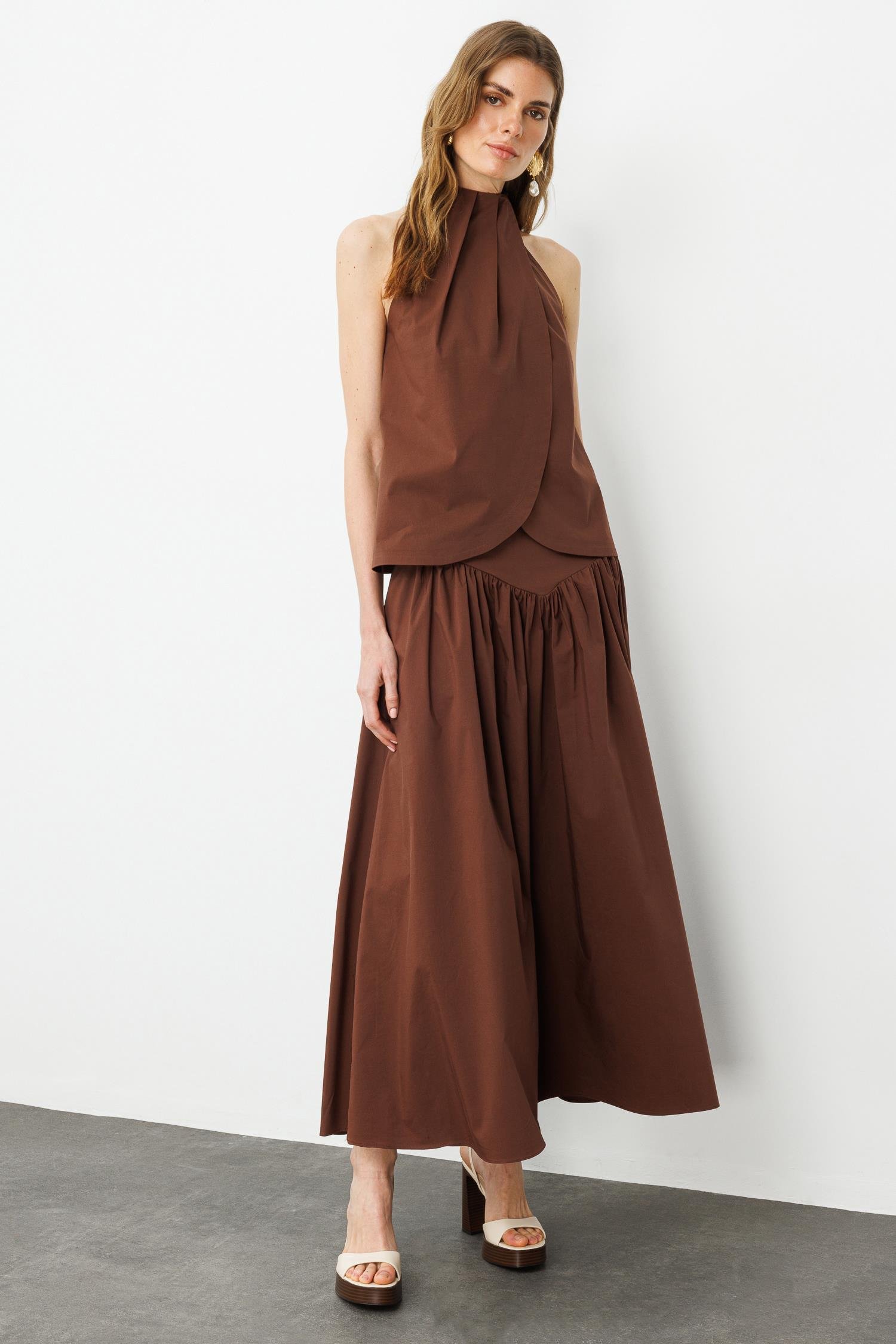 Kahverengi Pili Detaylı Halter Yaka Bluz