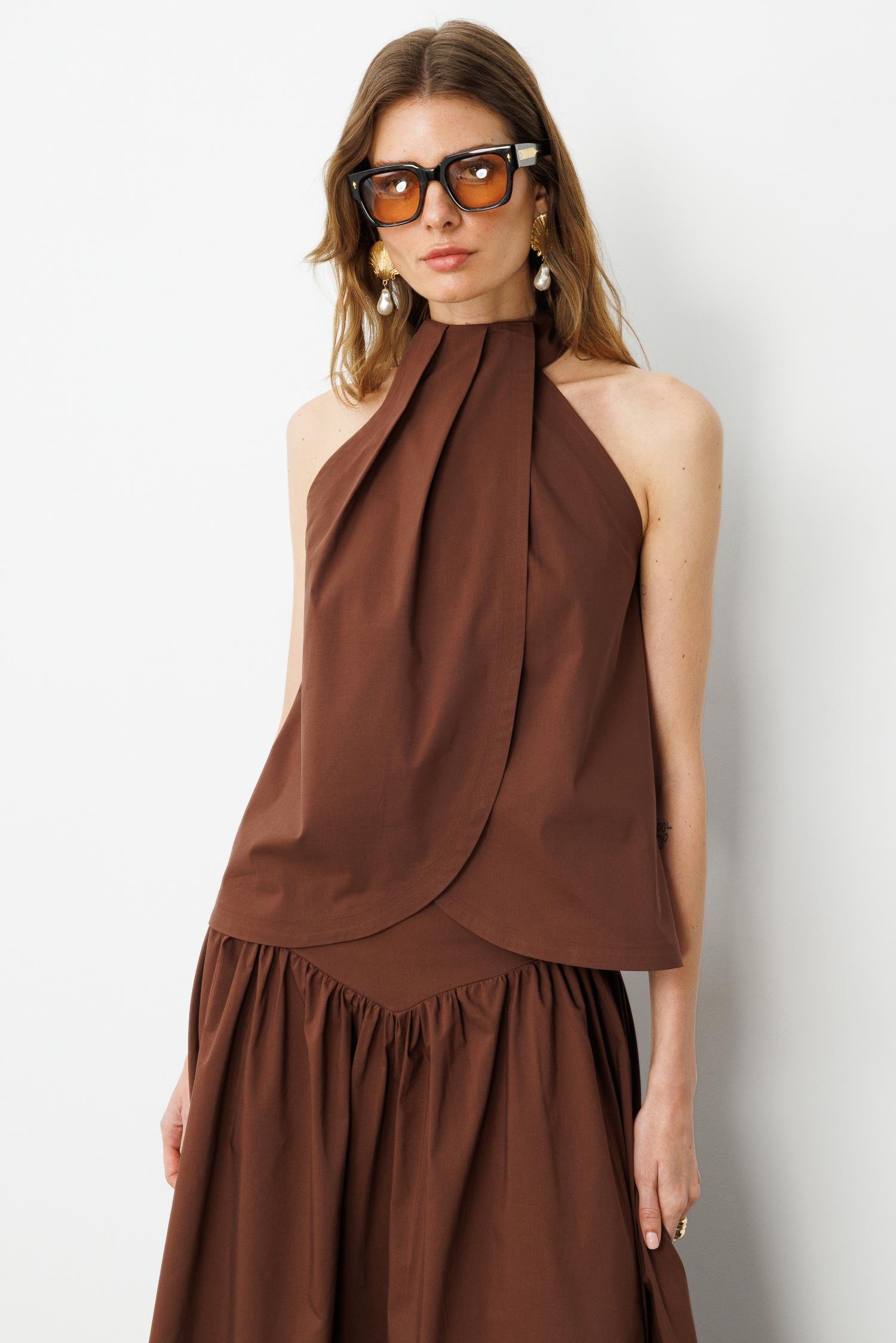 Kahverengi Pili Detaylı Halter Yaka Bluz