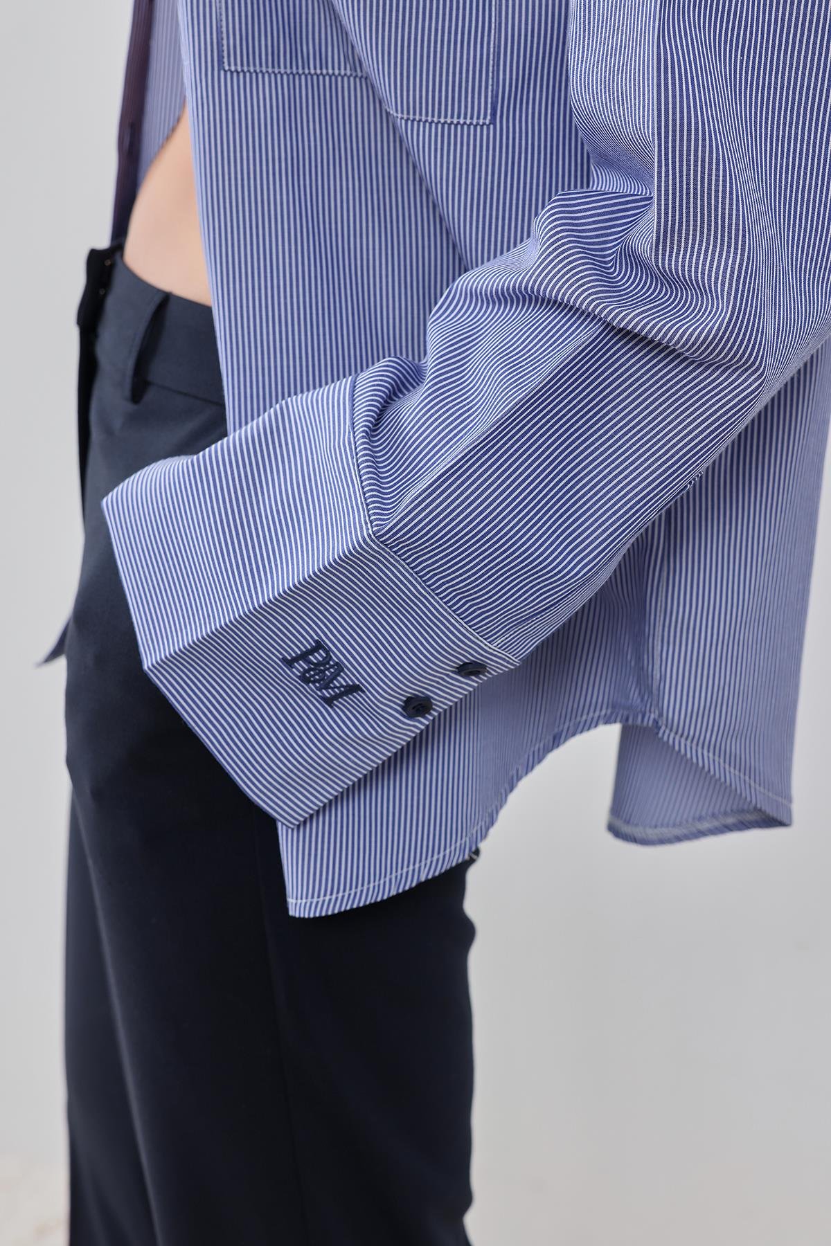 Lacivert-Çizgili Uzun Kollu Geniş Manşetli Gömlek