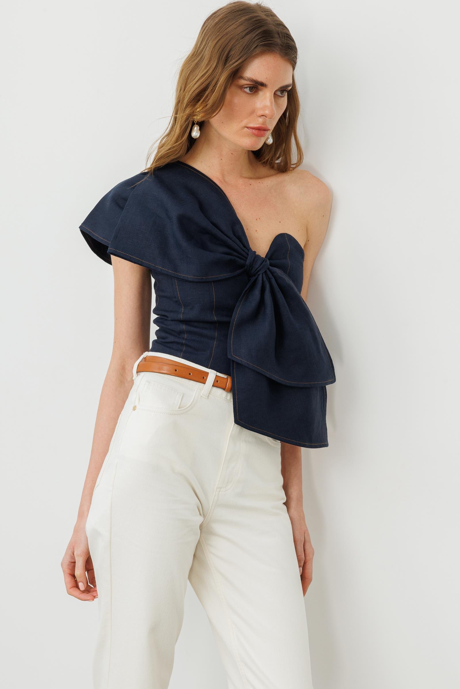 Lacivert Tek Omuz Fiyonk Detaylı Keten Bluz