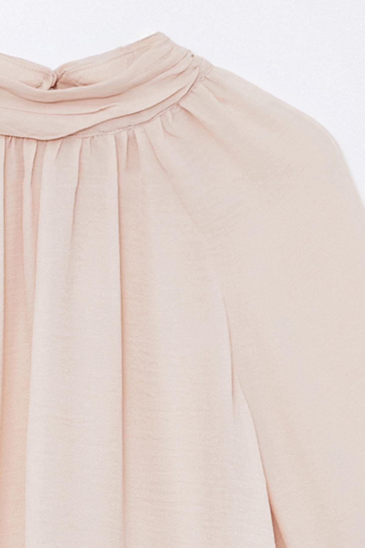 Pudra Kol Ve Etek Ucu Volan Detaylı Dik Yakalı Dökümlü Bluz