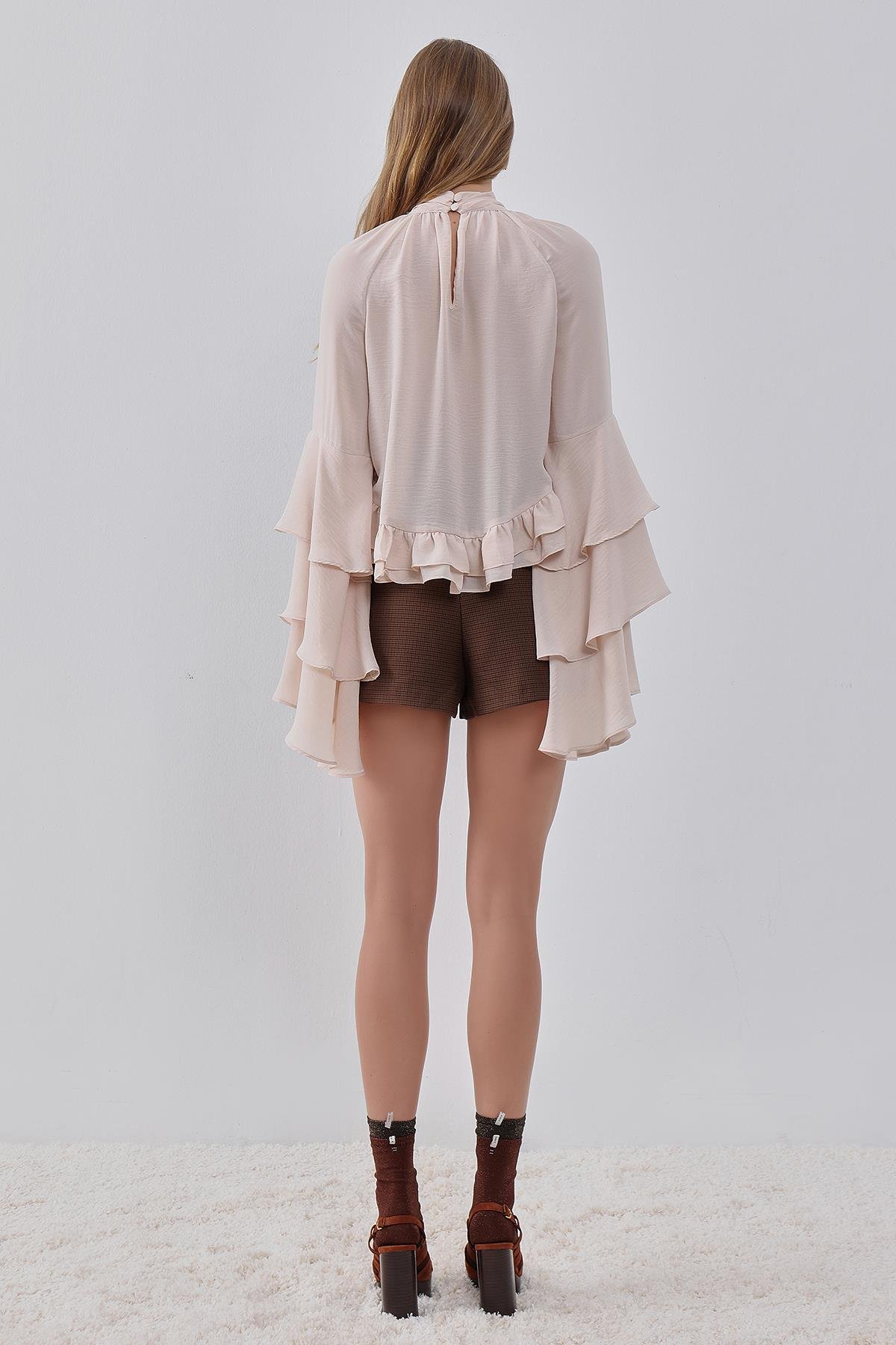 Pudra Kol Ve Etek Ucu Volan Detaylı Dik Yakalı Dökümlü Bluz