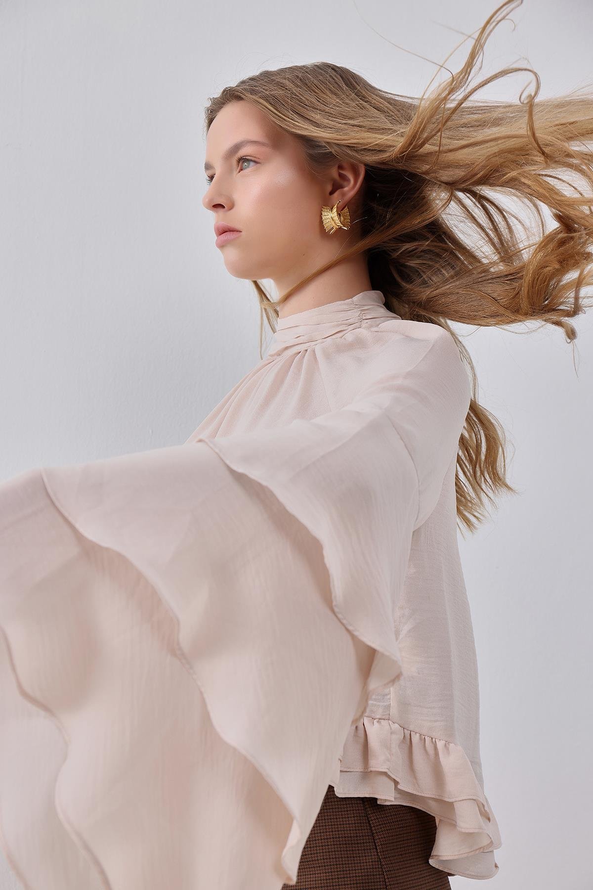 Pudra Kol Ve Etek Ucu Volan Detaylı Dik Yakalı Dökümlü Bluz