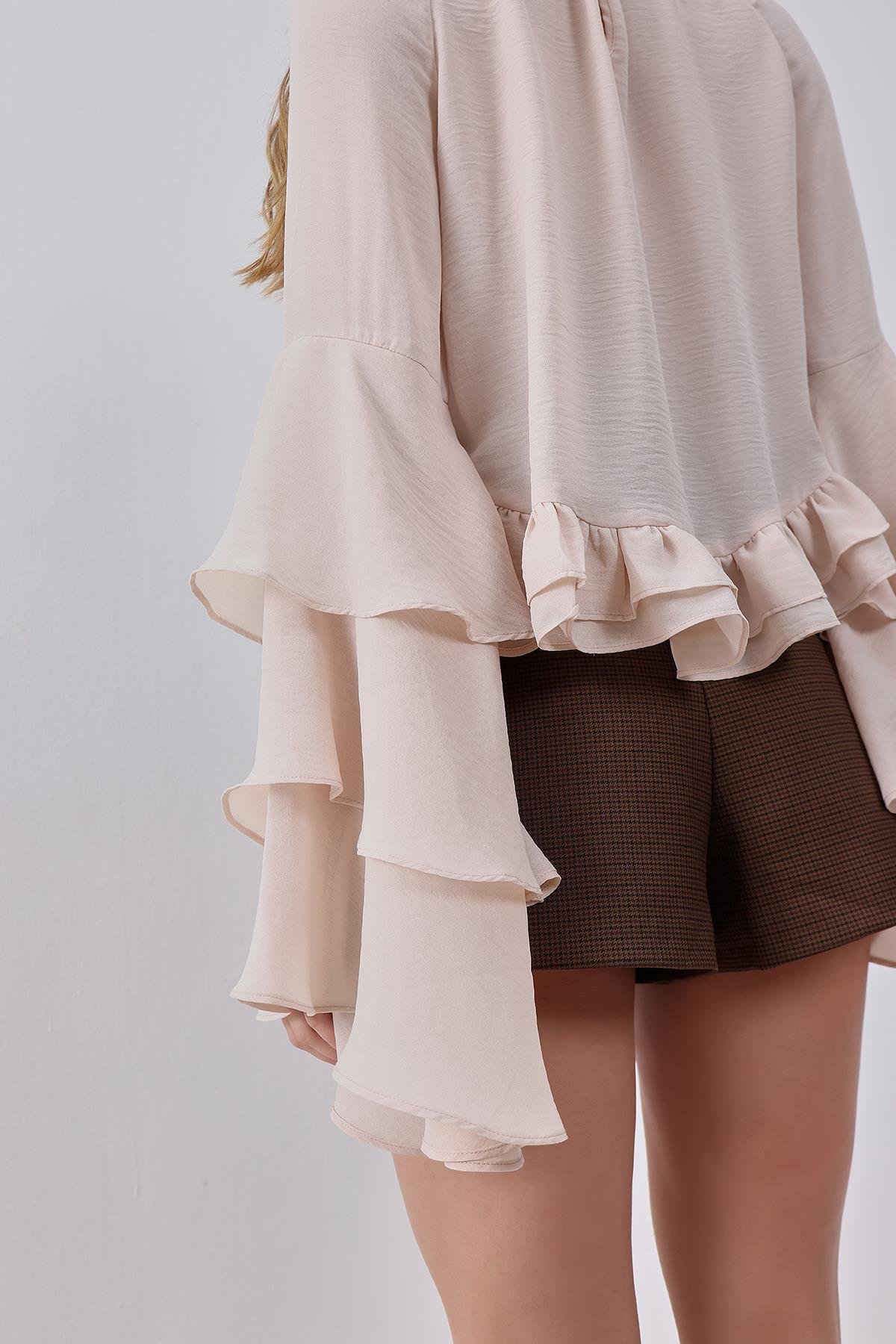 Pudra Kol Ve Etek Ucu Volan Detaylı Dik Yakalı Dökümlü Bluz