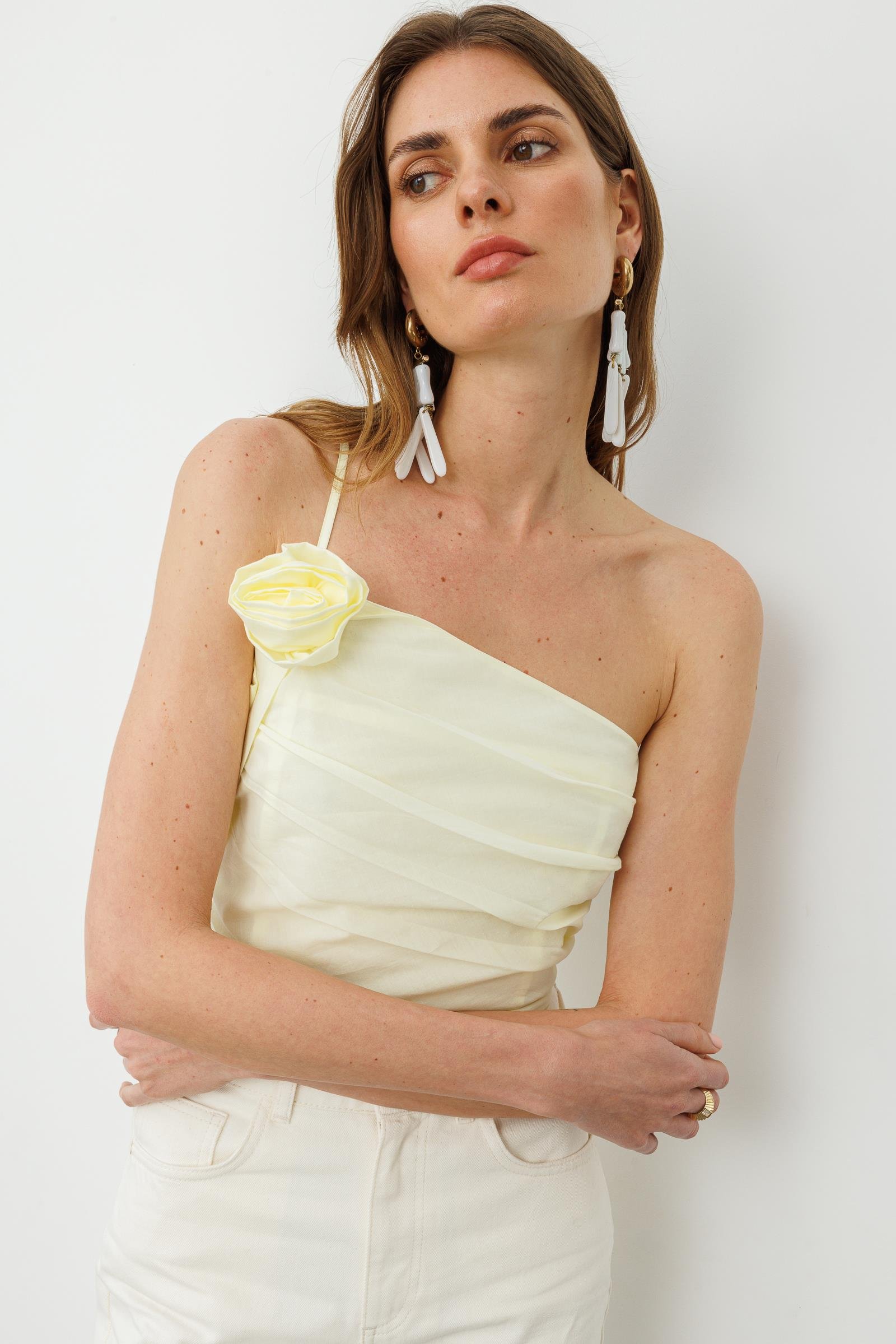 Sarı Gül Detaylı Asimetrik Tek Askılı Pamuklu Bluz