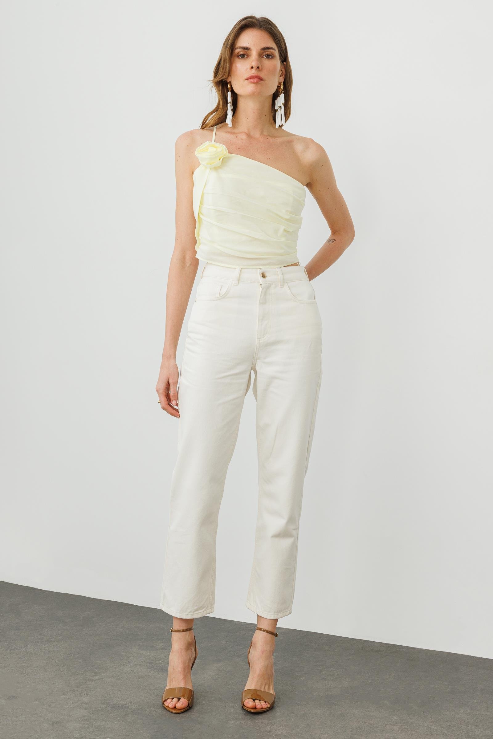 Sarı Gül Detaylı Asimetrik Tek Askılı Pamuklu Bluz