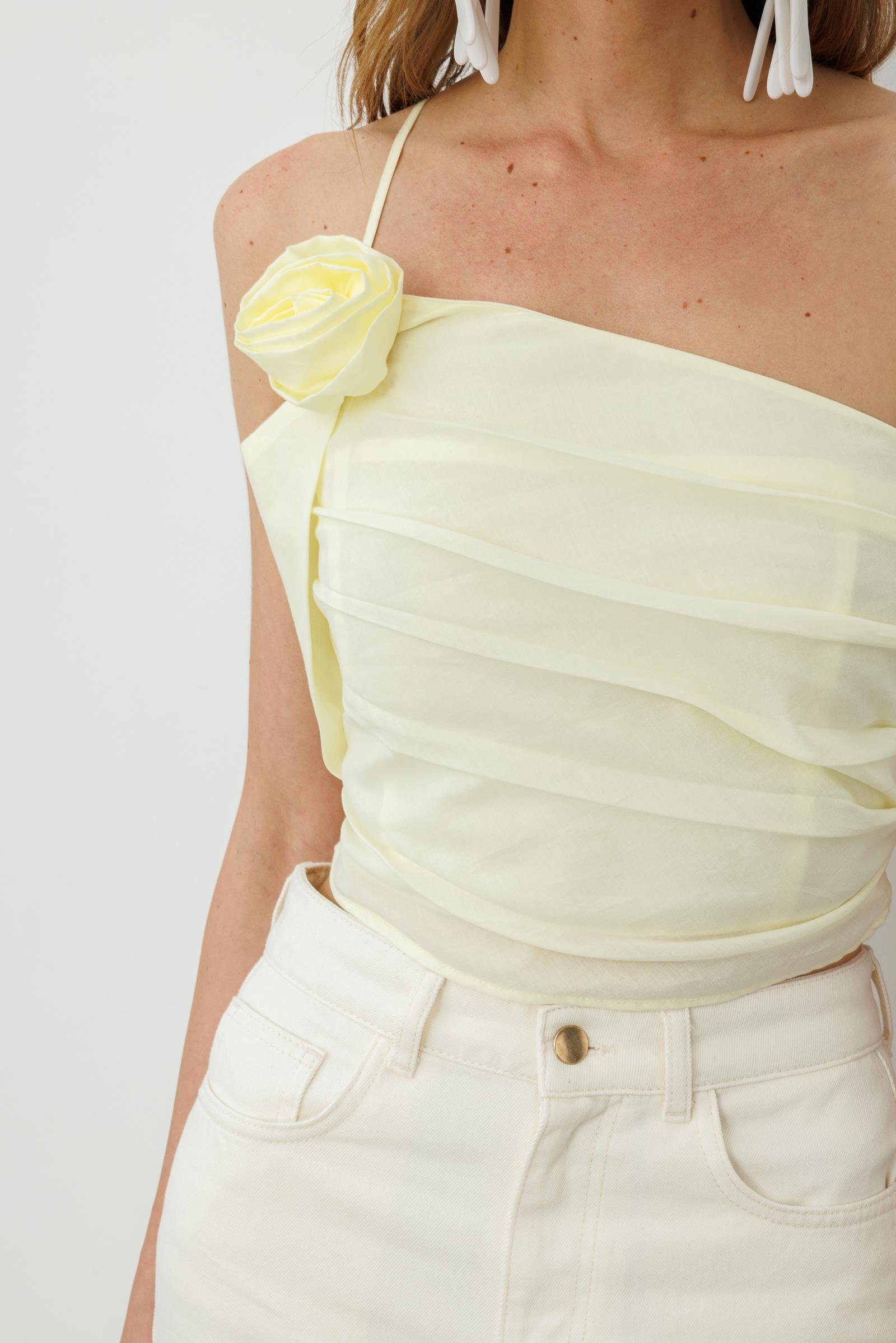 Sarı Gül Detaylı Asimetrik Tek Askılı Pamuklu Bluz