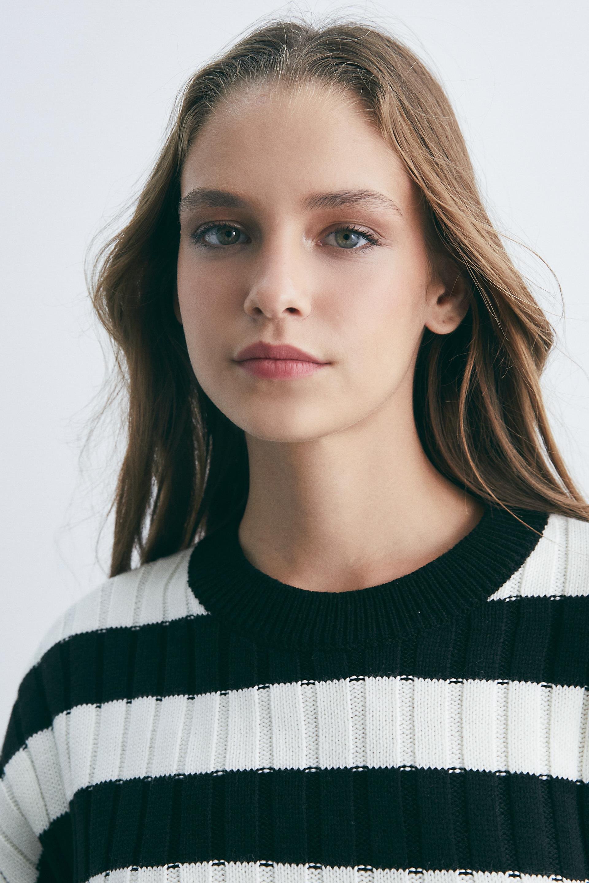 Siyah Beyaz Çizgili Kazak