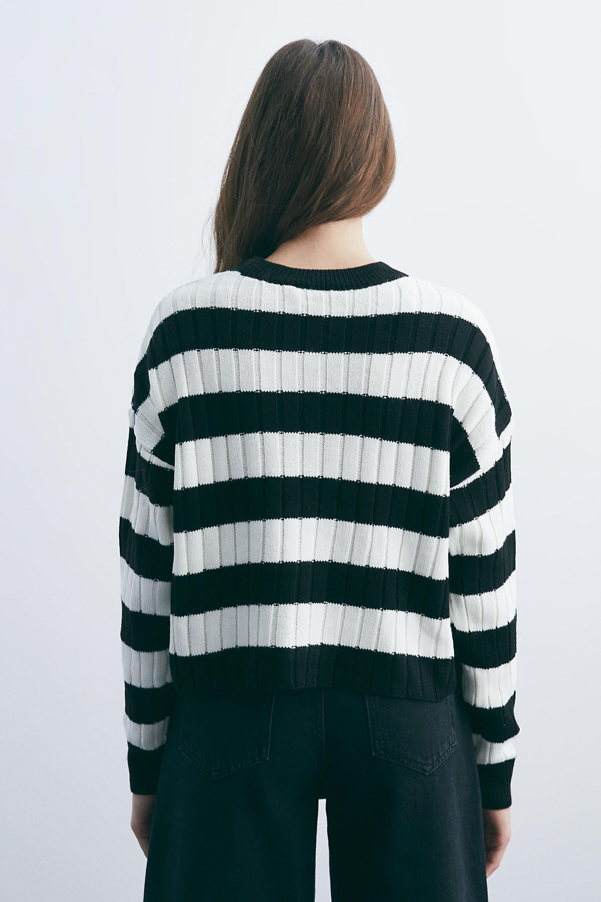 Siyah Beyaz Çizgili Kazak