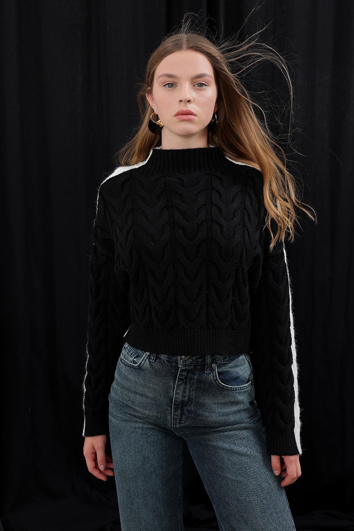 Siyah-Beyaz Saç Örgülü Dik Yakalı Çift Taraflı Giyilebilir Kazak