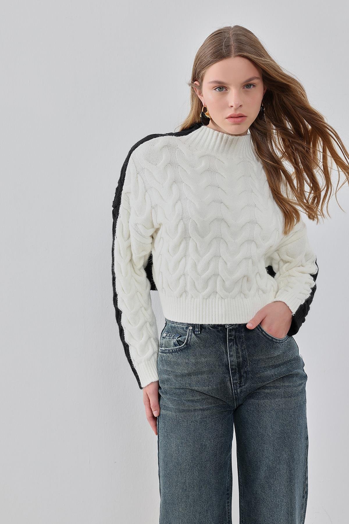 Siyah-Beyaz Saç Örgülü Dik Yakalı Çift Taraflı Giyilebilir Kazak