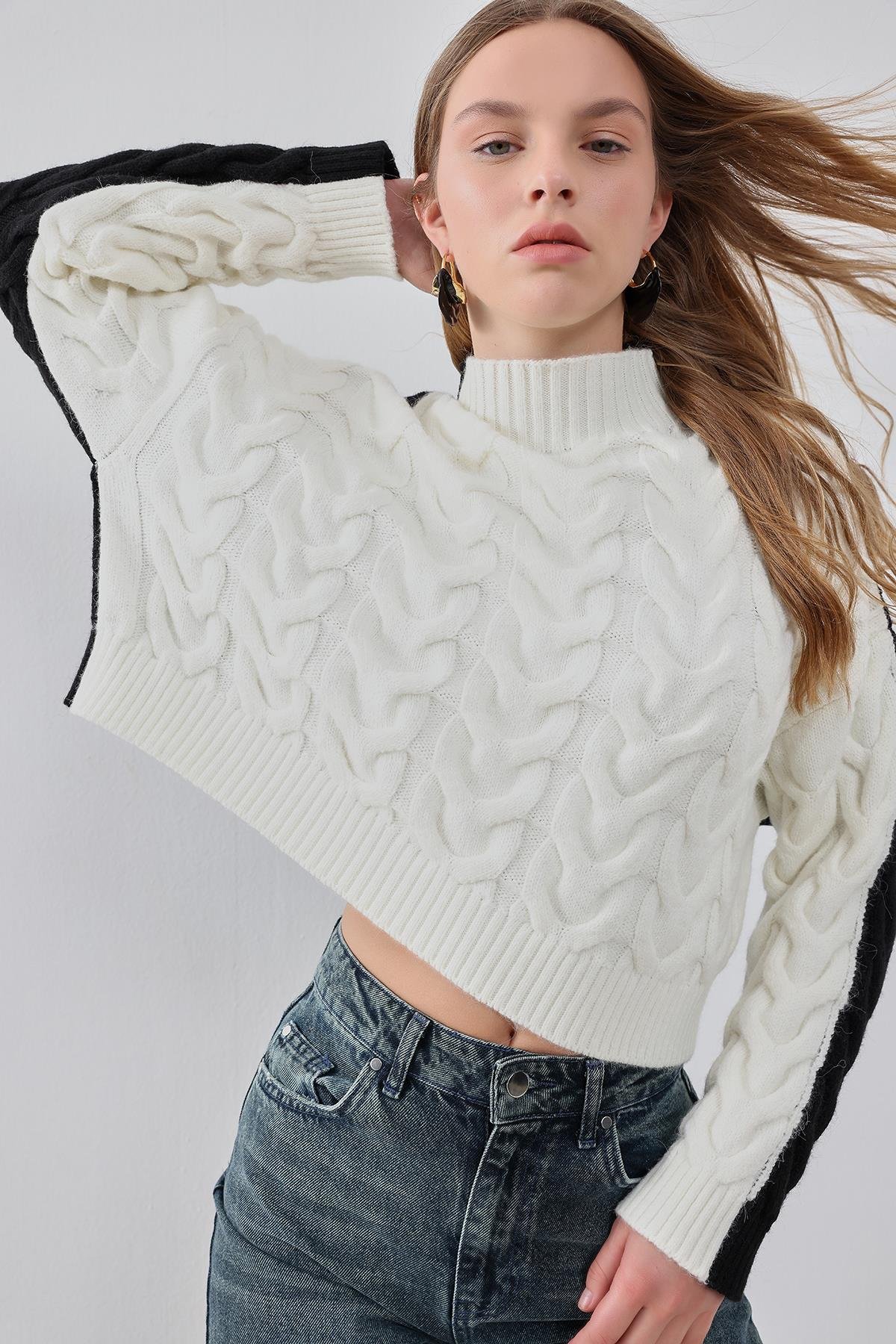 Siyah-Beyaz Saç Örgülü Dik Yakalı Çift Taraflı Giyilebilir Kazak