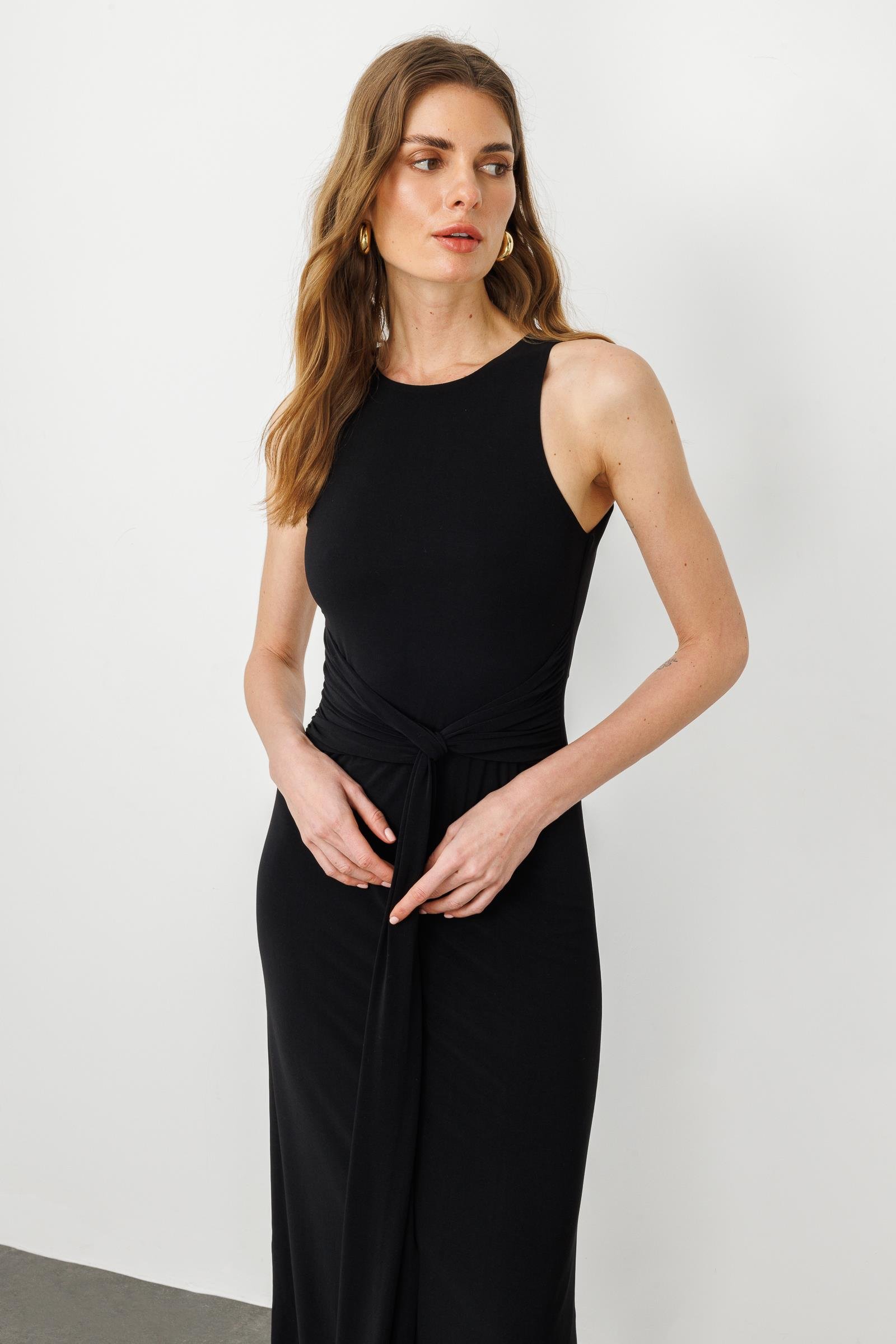 Siyah Bisiklet Yaka Halter Bel Büzgü Ve Bağlama Detaylı Sırt Dekolteli Midi Elbise