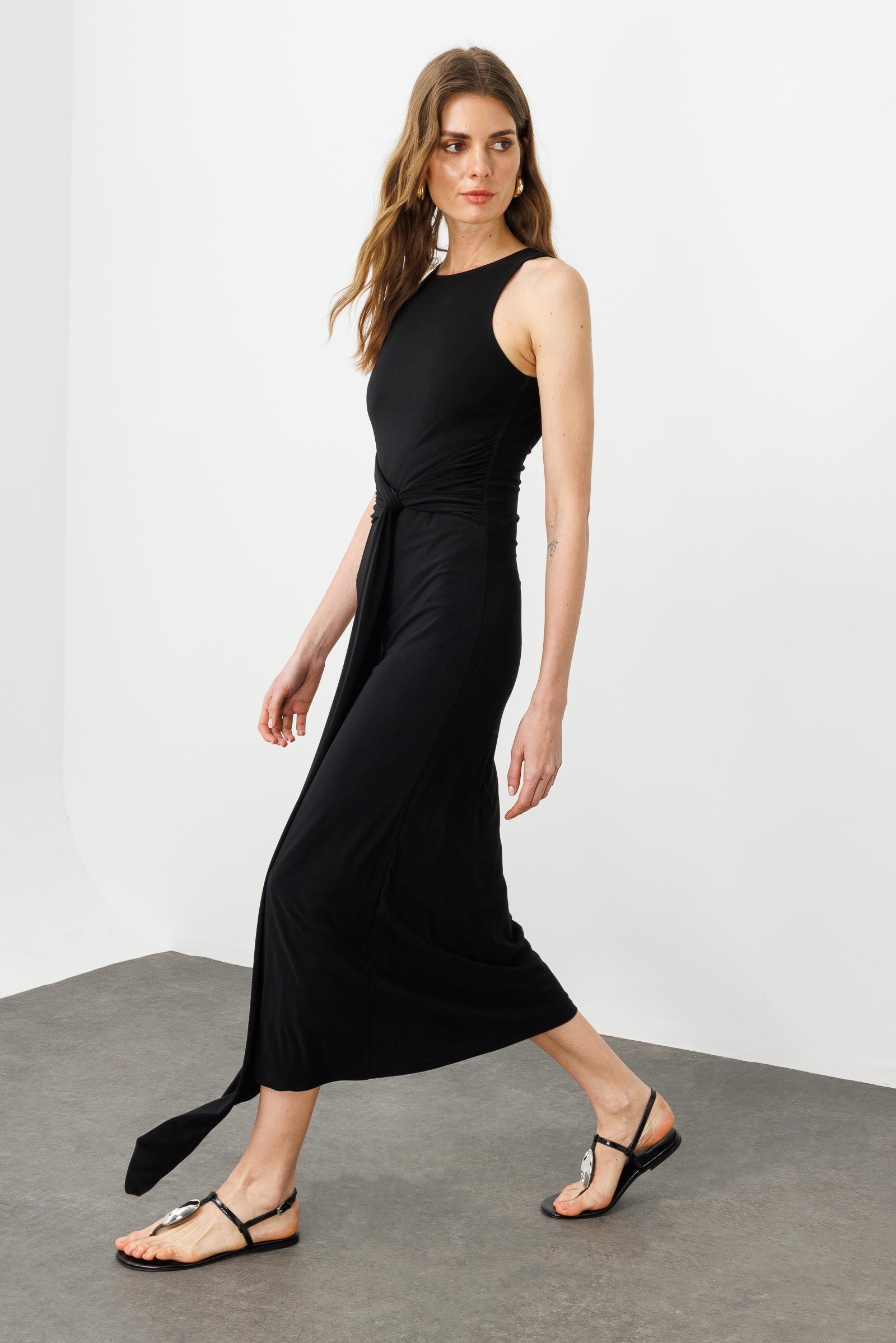 Siyah Bisiklet Yaka Halter Bel Büzgü Ve Bağlama Detaylı Sırt Dekolteli Midi Elbise