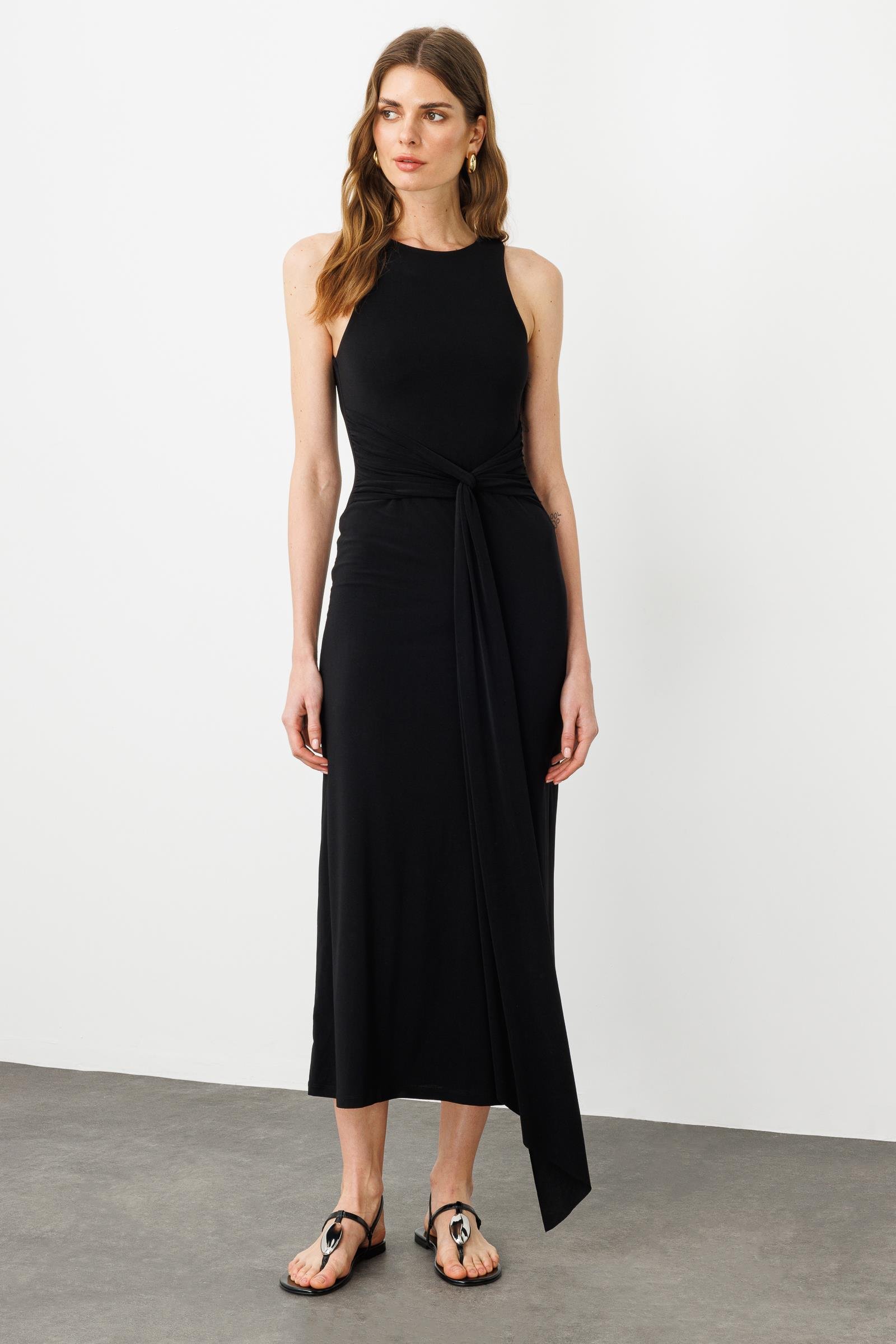 Siyah Bisiklet Yaka Halter Bel Büzgü Ve Bağlama Detaylı Sırt Dekolteli Midi Elbise