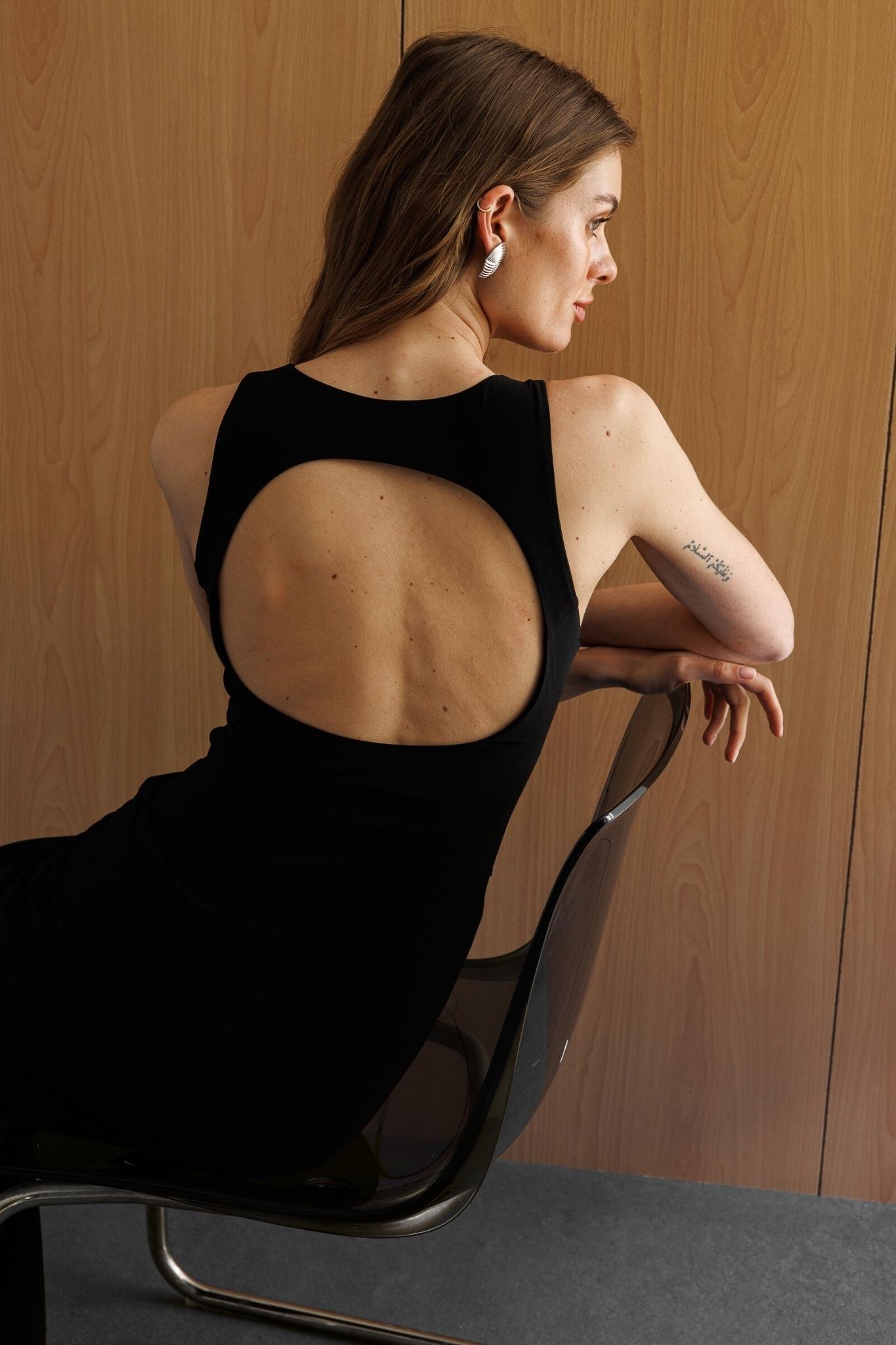 Siyah Bisiklet Yaka Halter Bel Büzgü Ve Bağlama Detaylı Sırt Dekolteli Midi Elbise