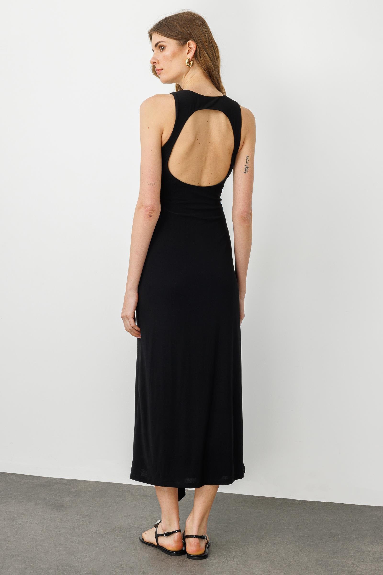 Siyah Bisiklet Yaka Halter Bel Büzgü Ve Bağlama Detaylı Sırt Dekolteli Midi Elbise