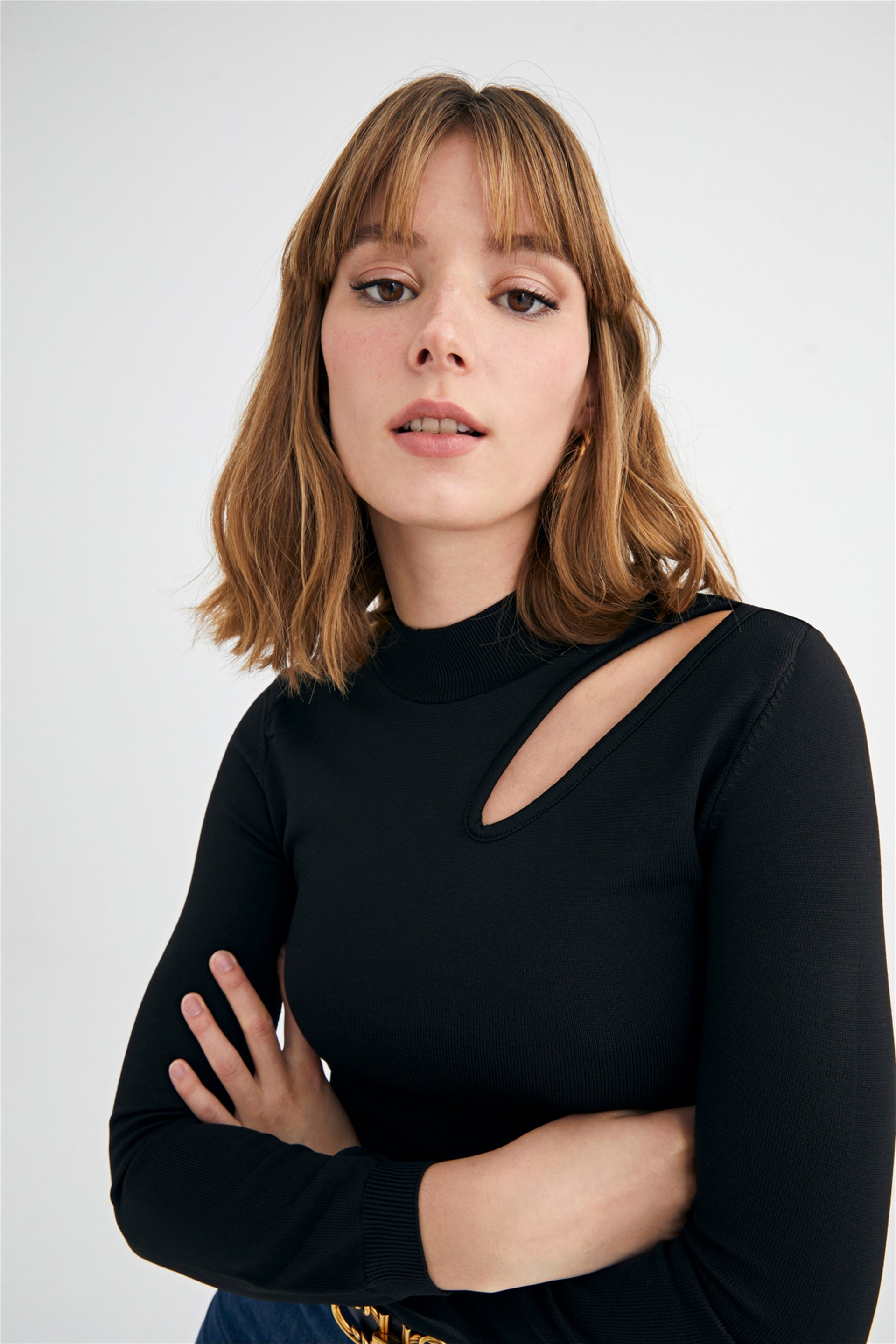 Siyah Dik Yaka Cut Out Detaylı Kazak