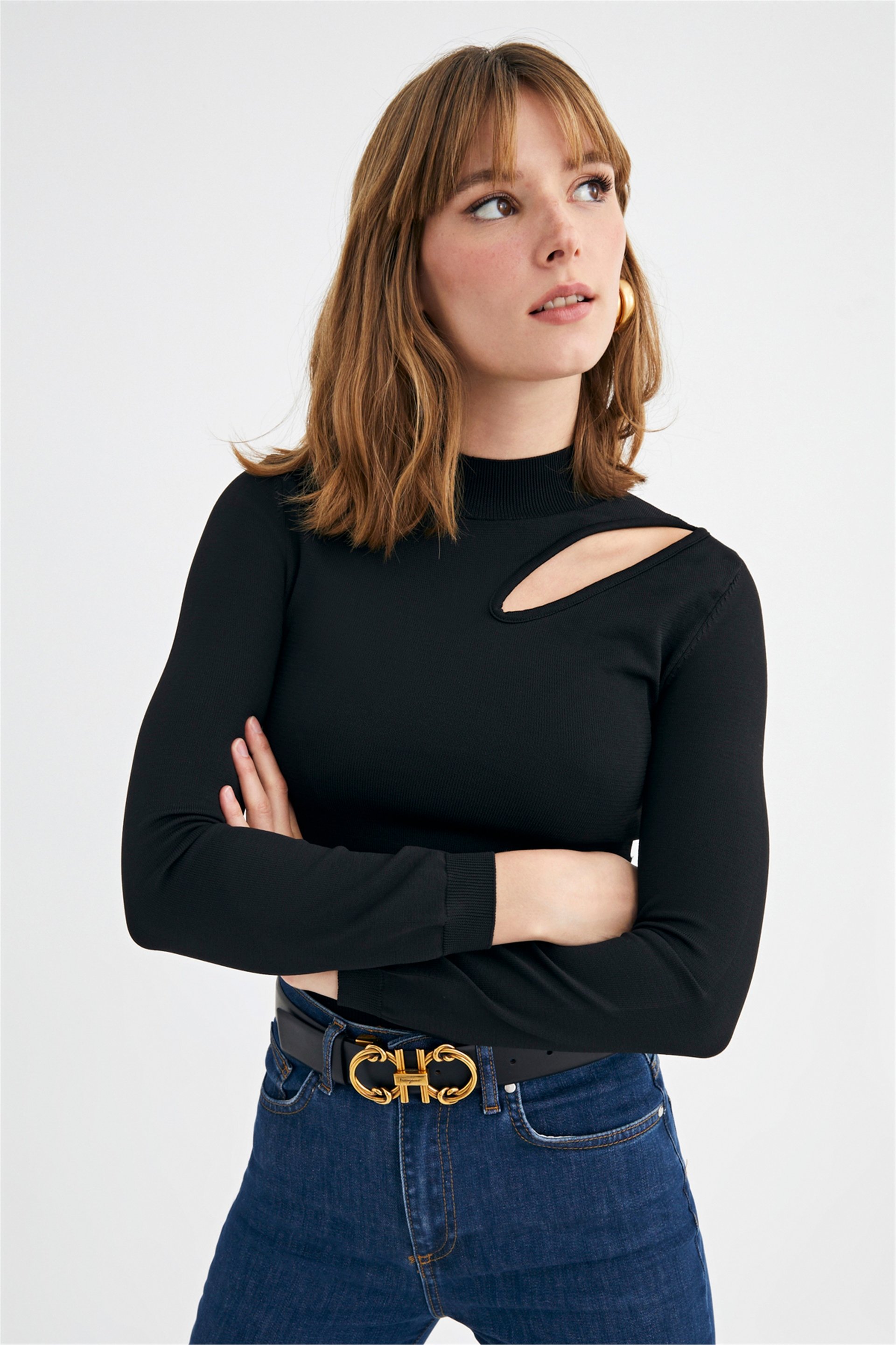 Siyah Dik Yaka Cut Out Detaylı Kazak