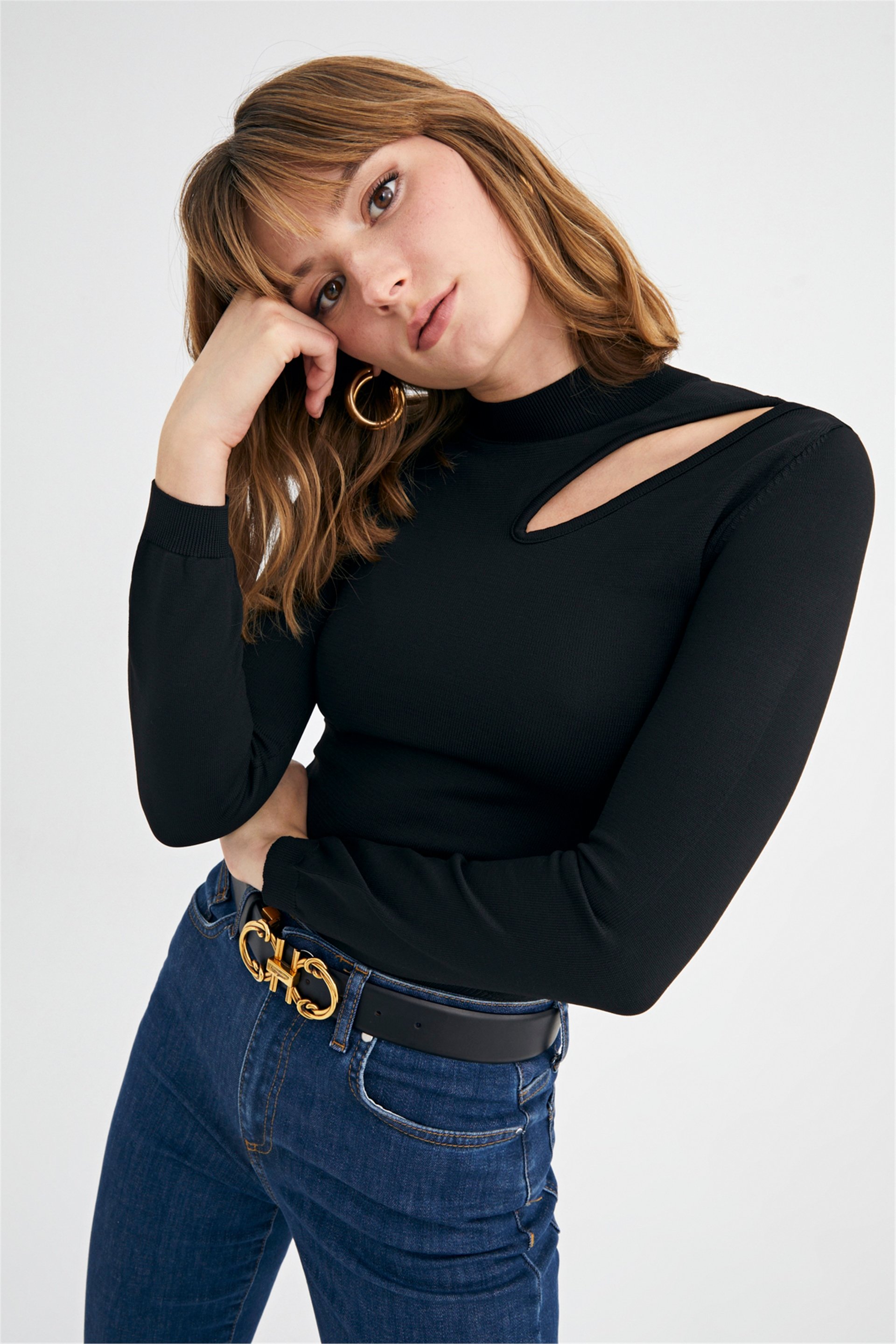 Siyah Dik Yaka Cut Out Detaylı Kazak