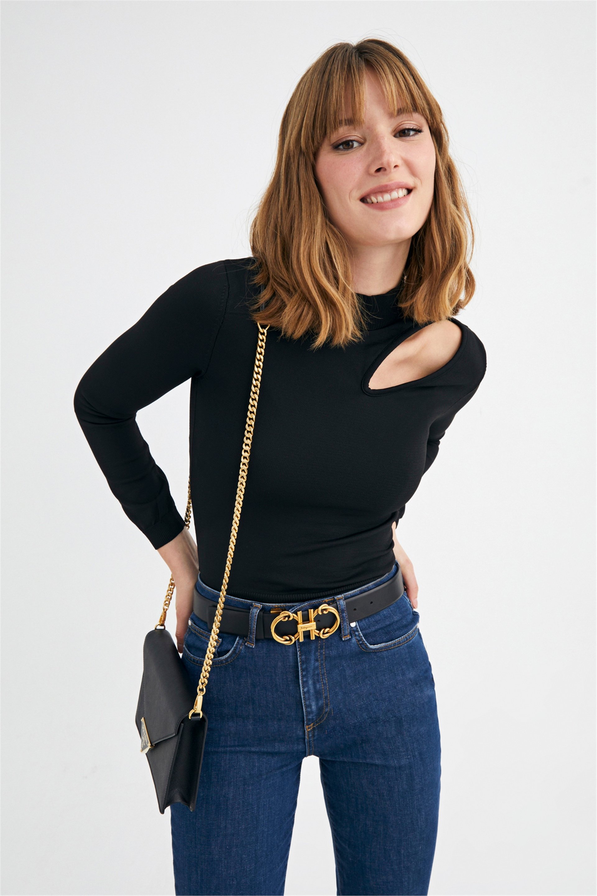 Siyah Dik Yaka Cut Out Detaylı Kazak