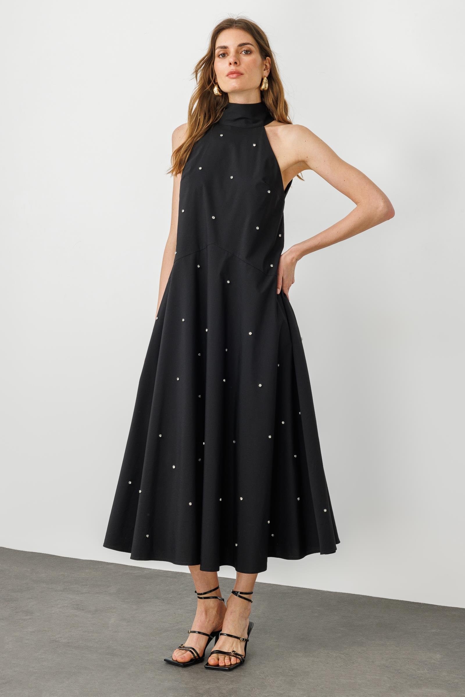 Siyah Dik Yakalı Boyundan Bağlamalı Geniş Kesim A Formlu Taşlı Midi Elbise