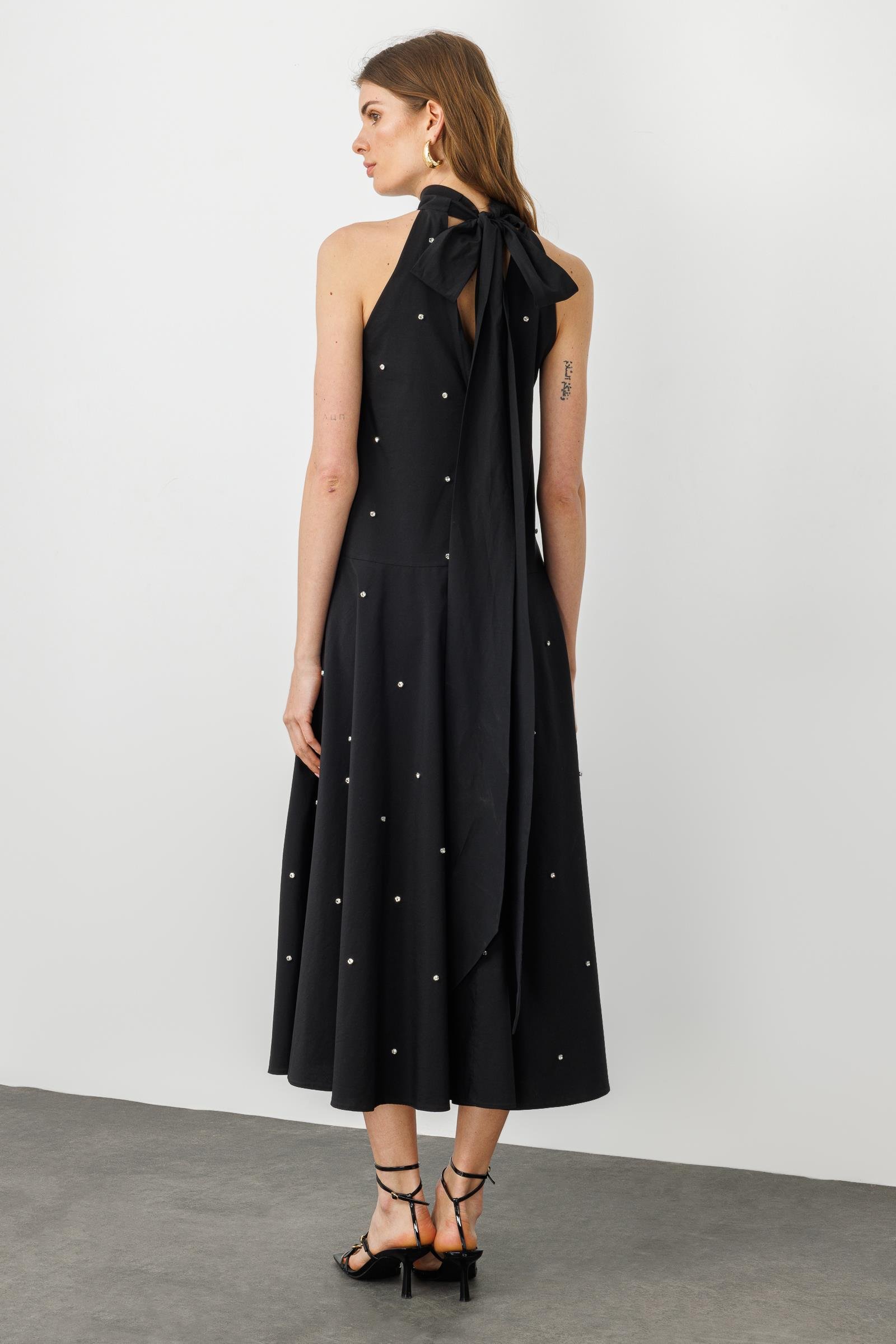 Siyah Dik Yakalı Boyundan Bağlamalı Geniş Kesim A Formlu Taşlı Midi Elbise