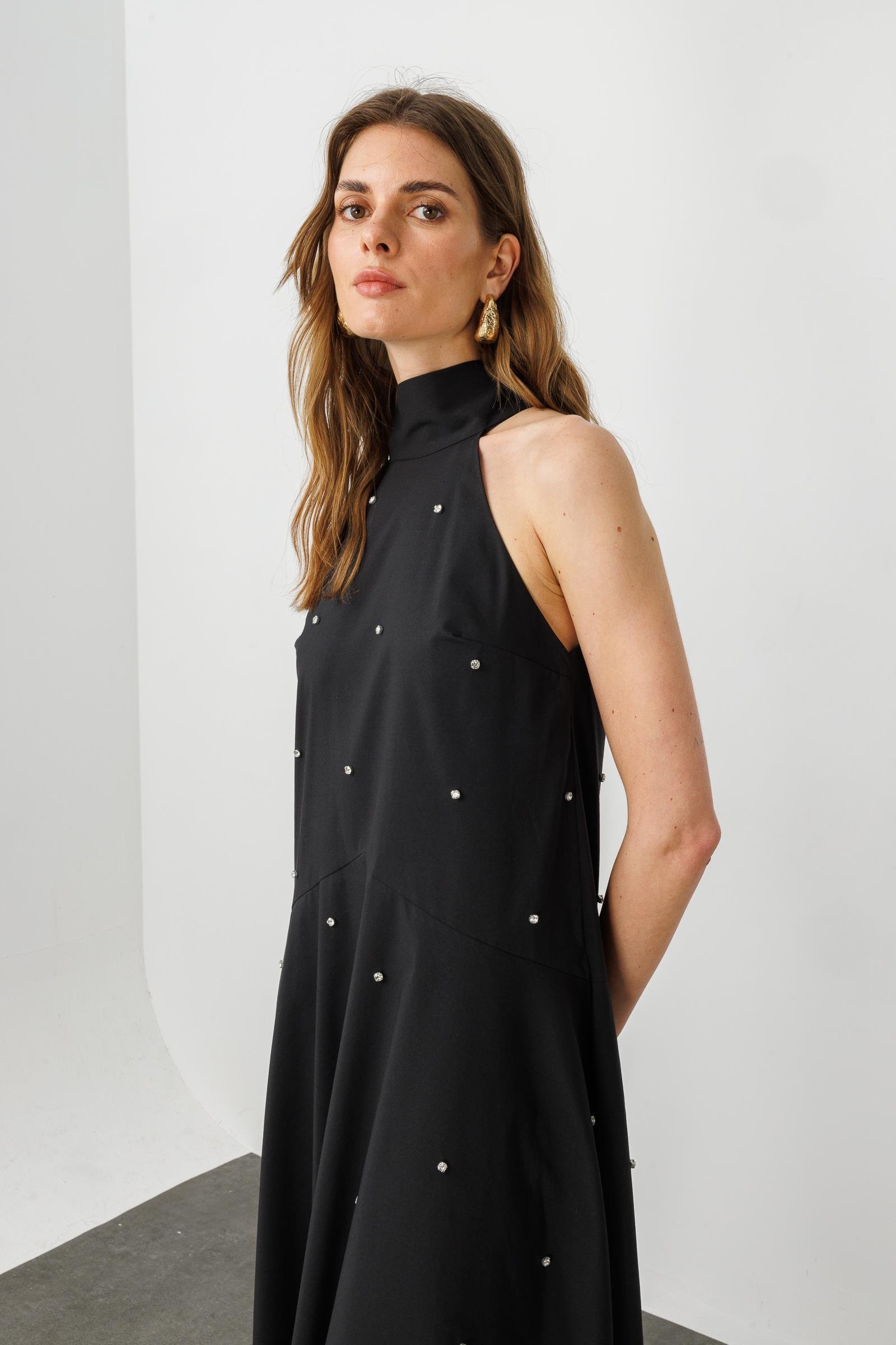 Siyah Dik Yakalı Boyundan Bağlamalı Geniş Kesim A Formlu Taşlı Midi Elbise