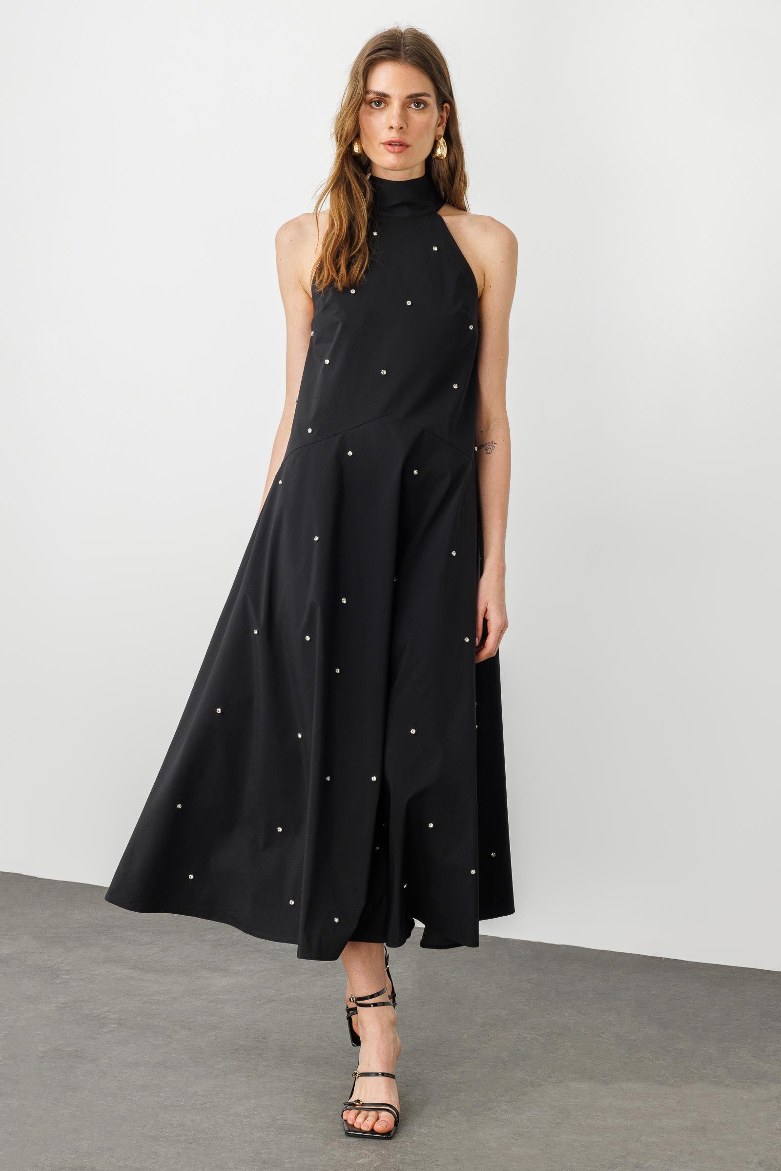 Siyah Dik Yakalı Boyundan Bağlamalı Geniş Kesim A Formlu Taşlı Midi Elbise