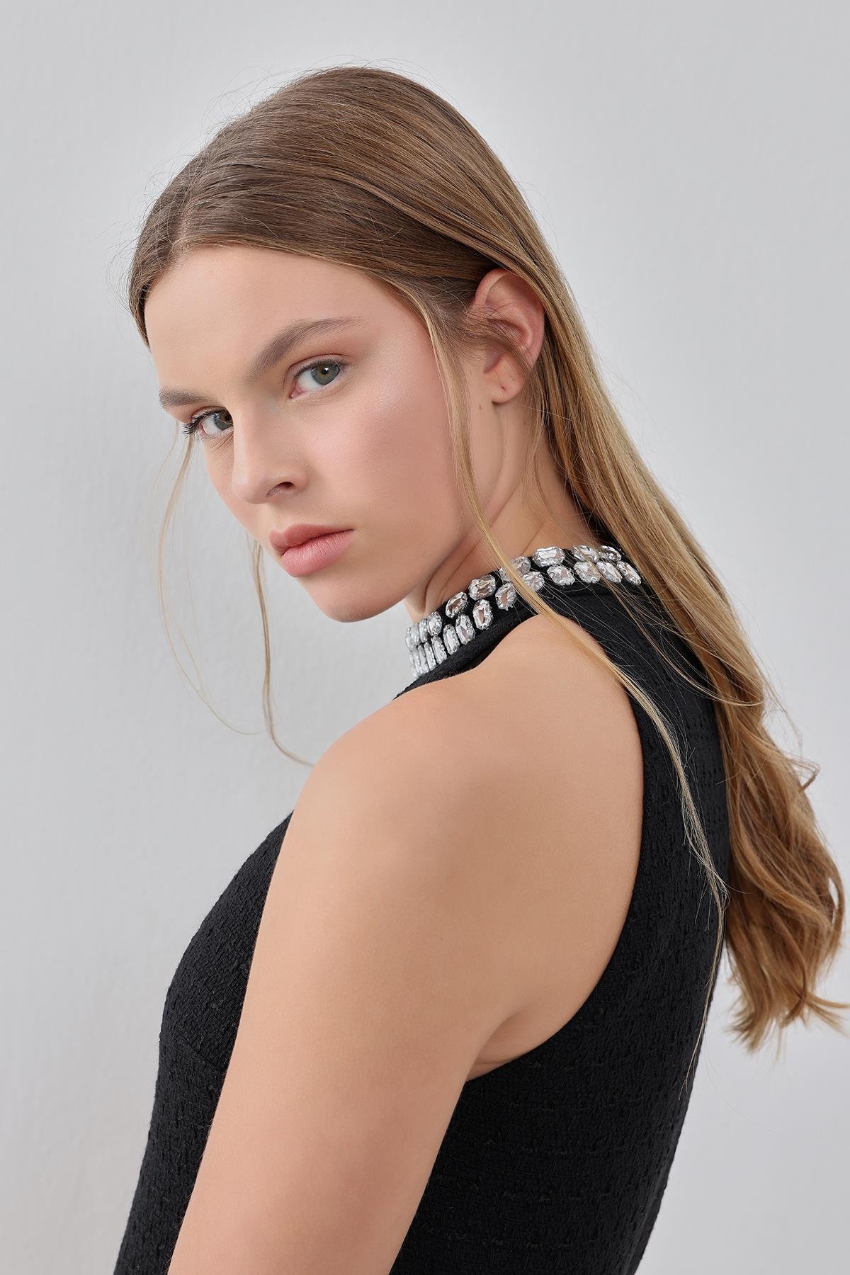 Siyah Halter Yaka Taş İşlemeli Tüvit Elbise