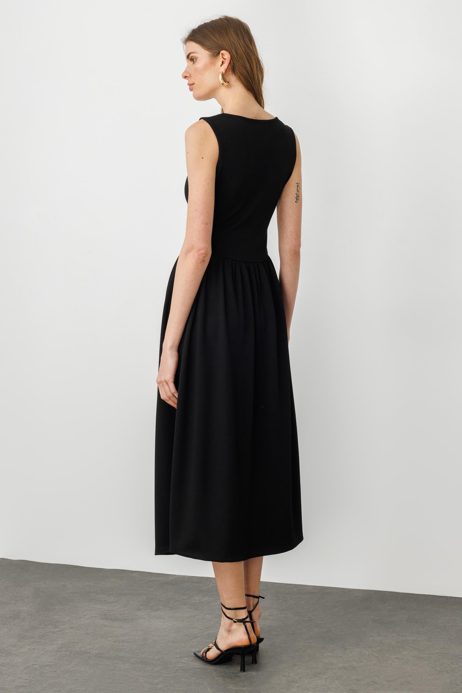 Siyah Kare Yaka Büzgü Detaylı Midi Boy Elbise