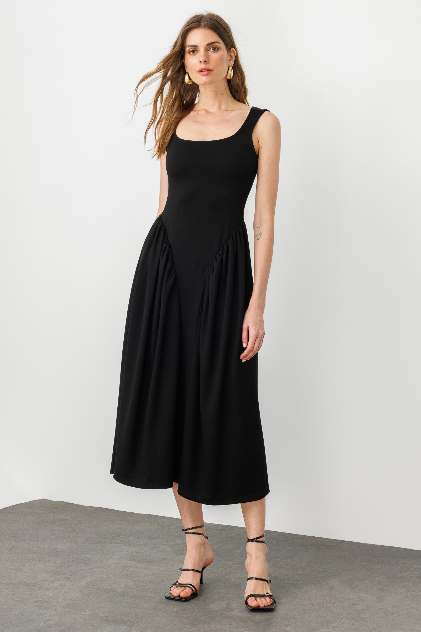 Siyah Kare Yaka Büzgü Detaylı Midi Boy Elbise