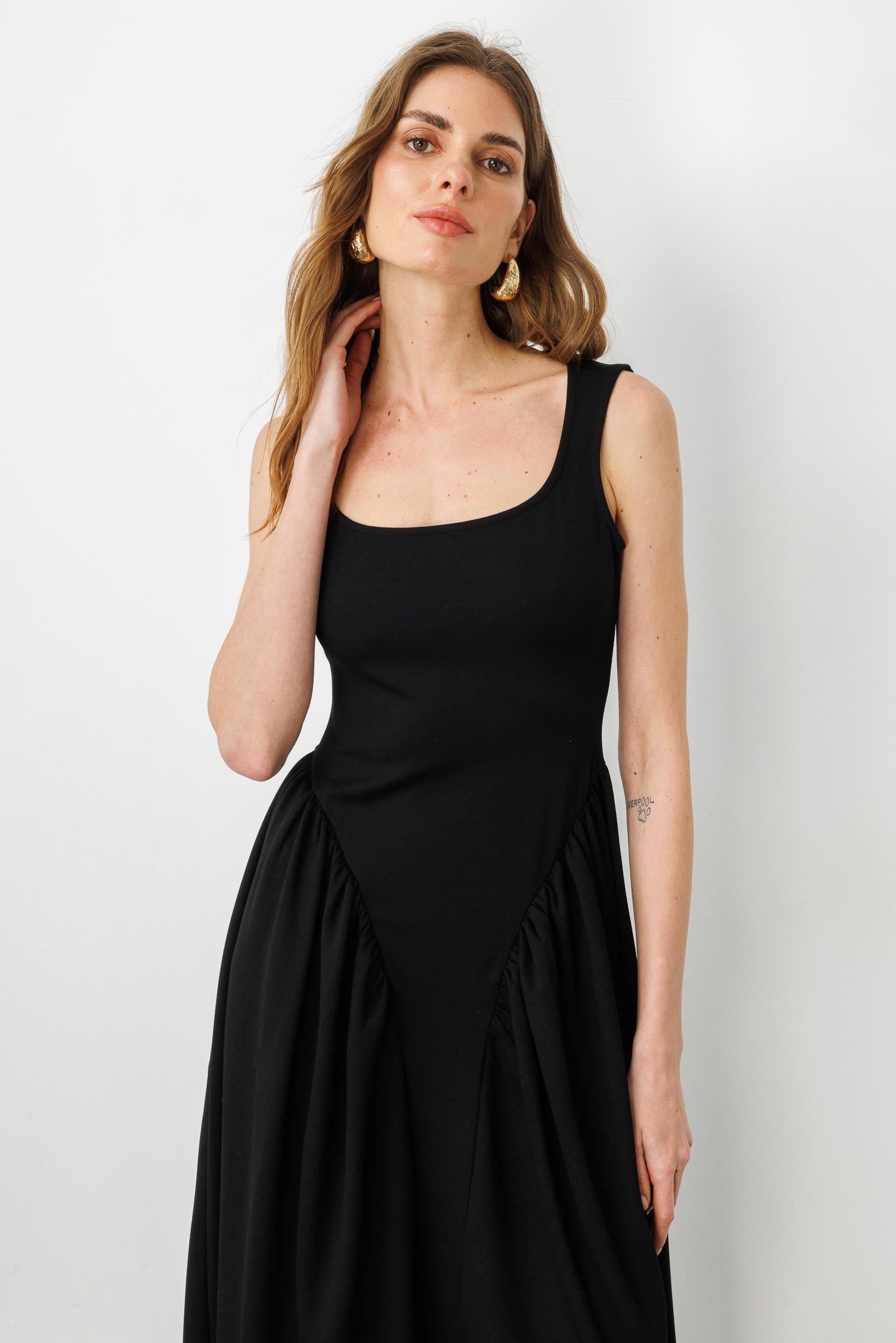 Siyah Kare Yaka Büzgü Detaylı Midi Boy Elbise