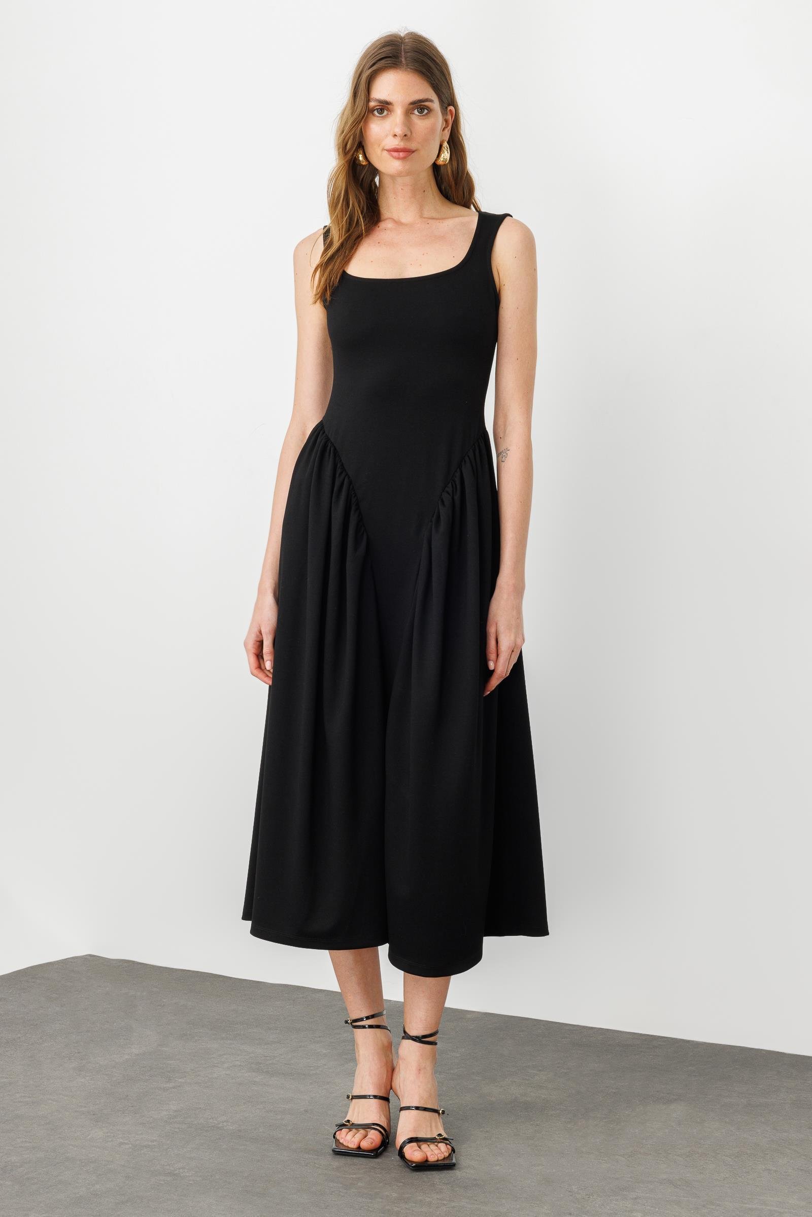 Siyah Kare Yaka Büzgü Detaylı Midi Boy Elbise