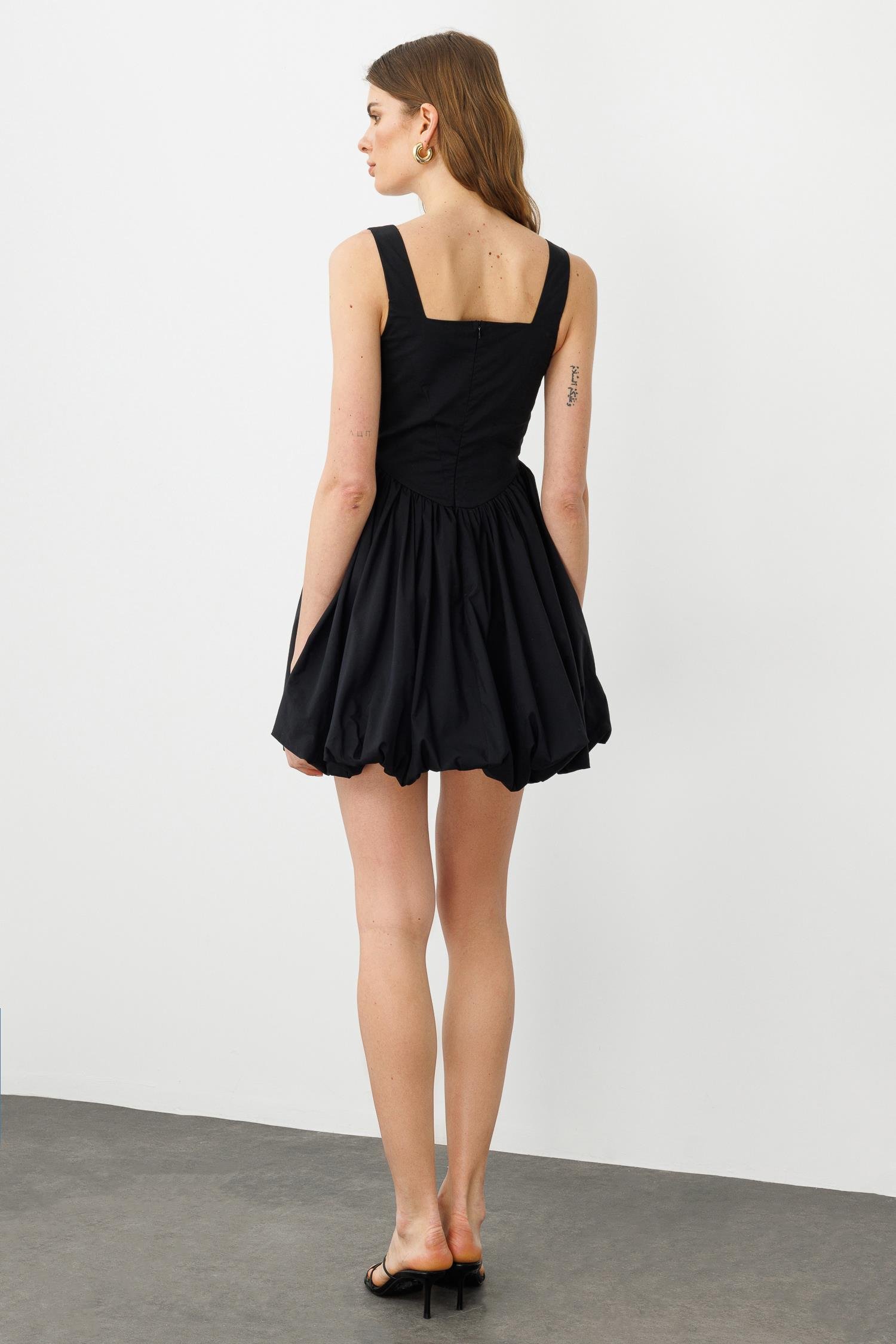 Siyah Pamuklu, Kare Yakalı Korse Detaylı, Askılı Mini Balon Etekli Elbise