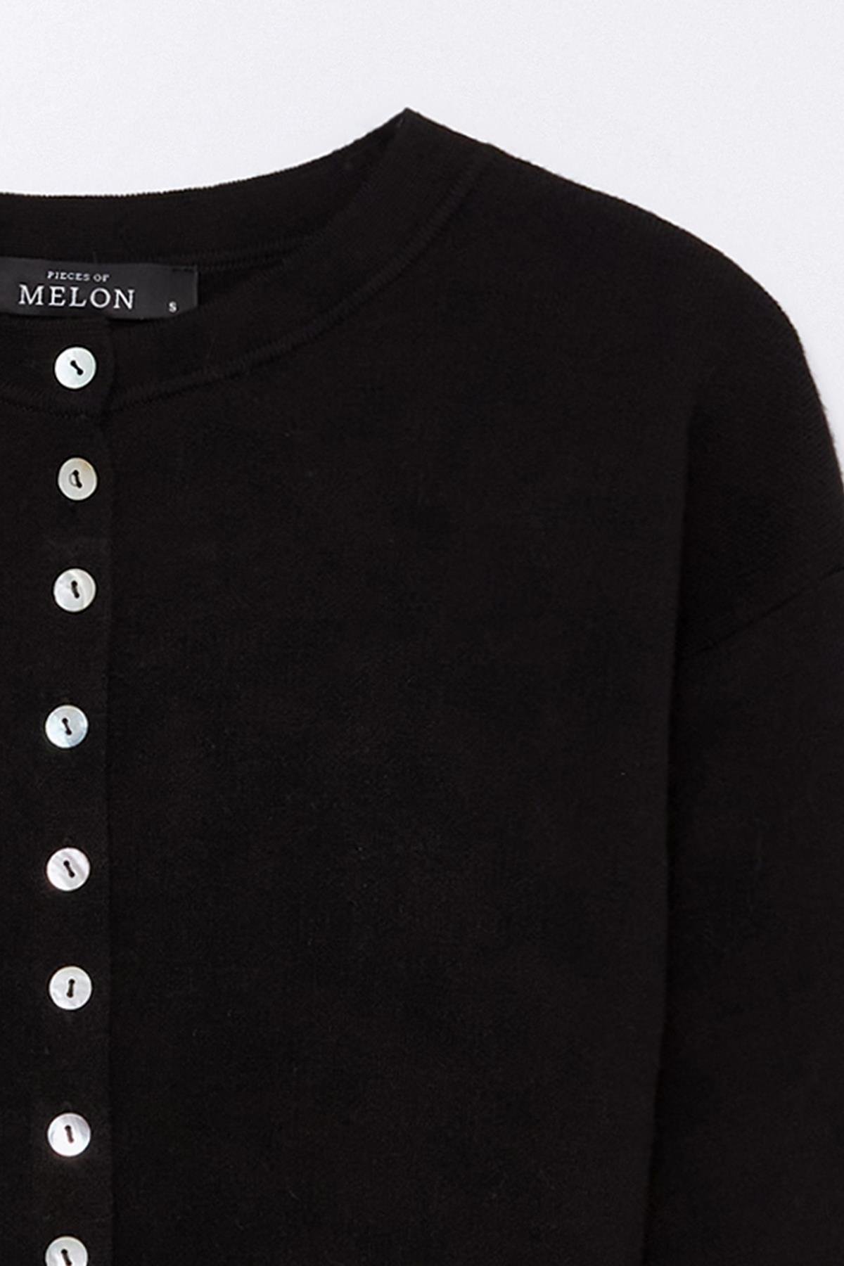 Siyah Sedef Düğmeli Yumuşak Tuşeli Triko Hırka