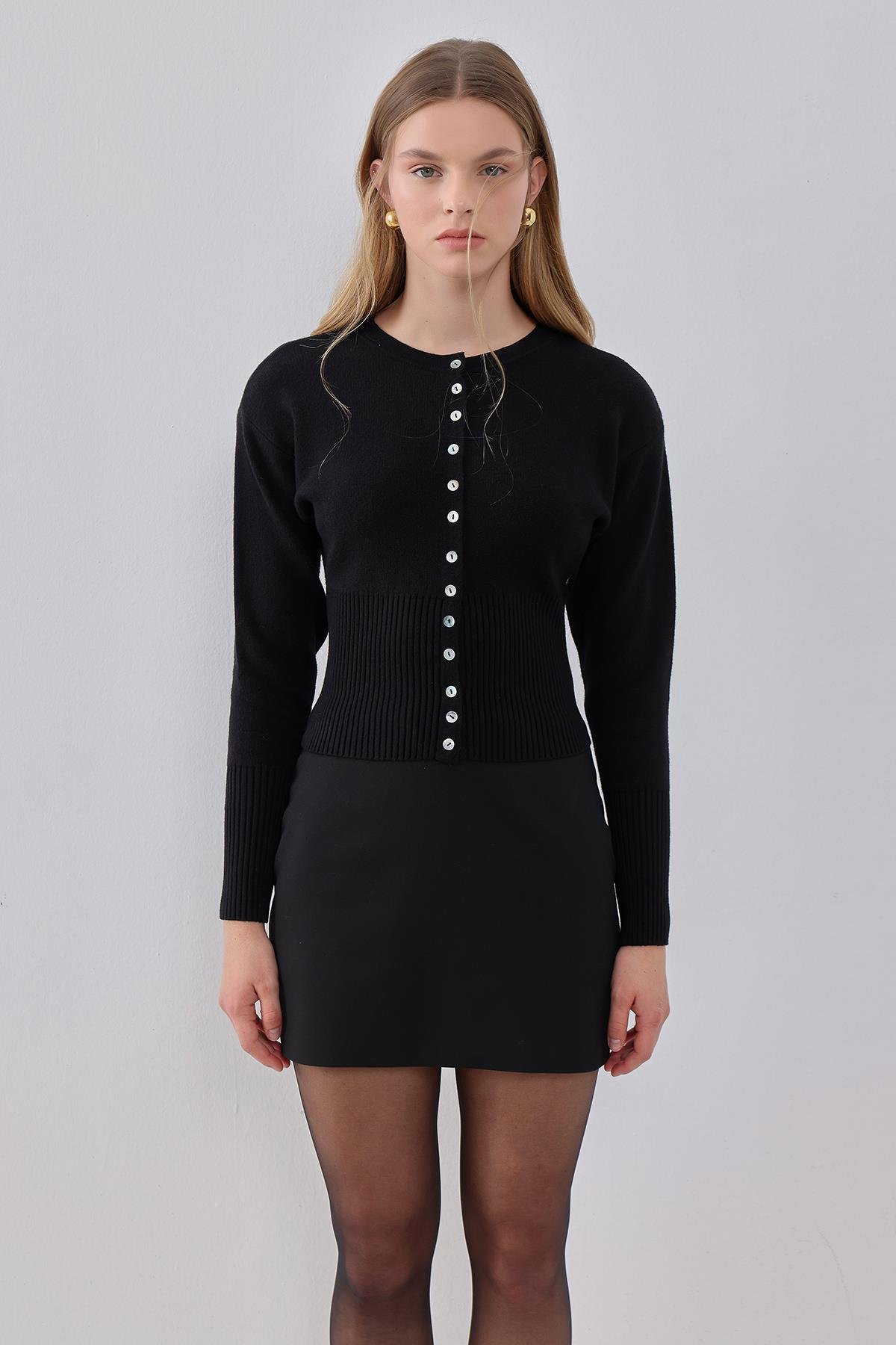 Siyah Sedef Düğmeli Yumuşak Tuşeli Triko Hırka