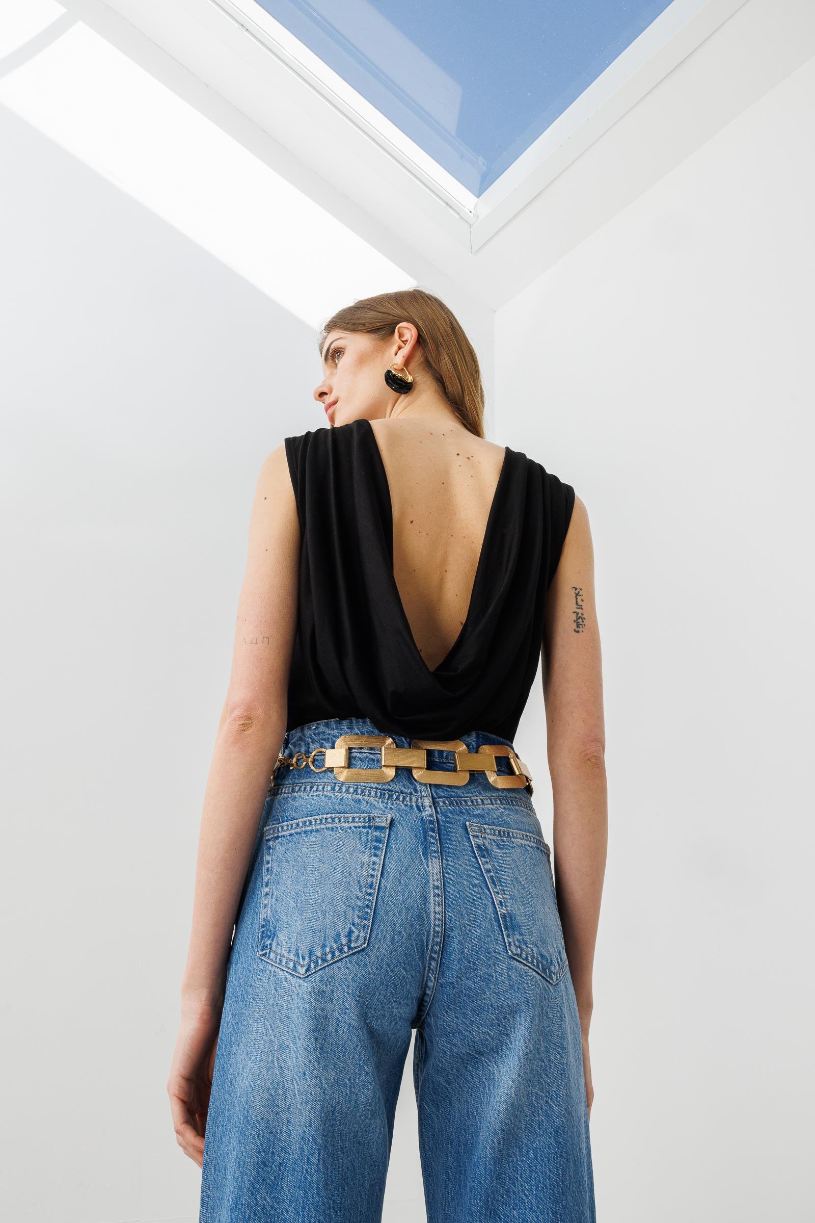 Siyah Sırtı Degaje Detaylı Dökümlü Kolsuz Bluz