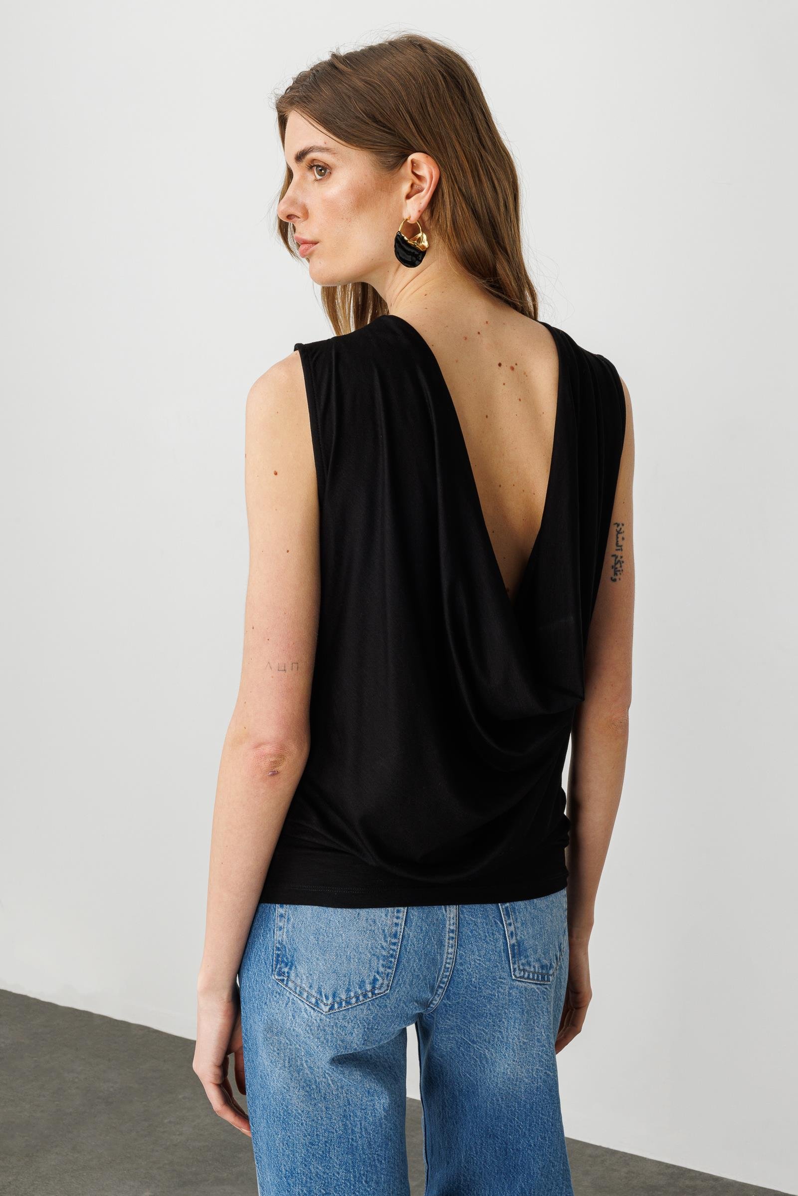 Siyah Sırtı Degaje Detaylı Dökümlü Kolsuz Bluz